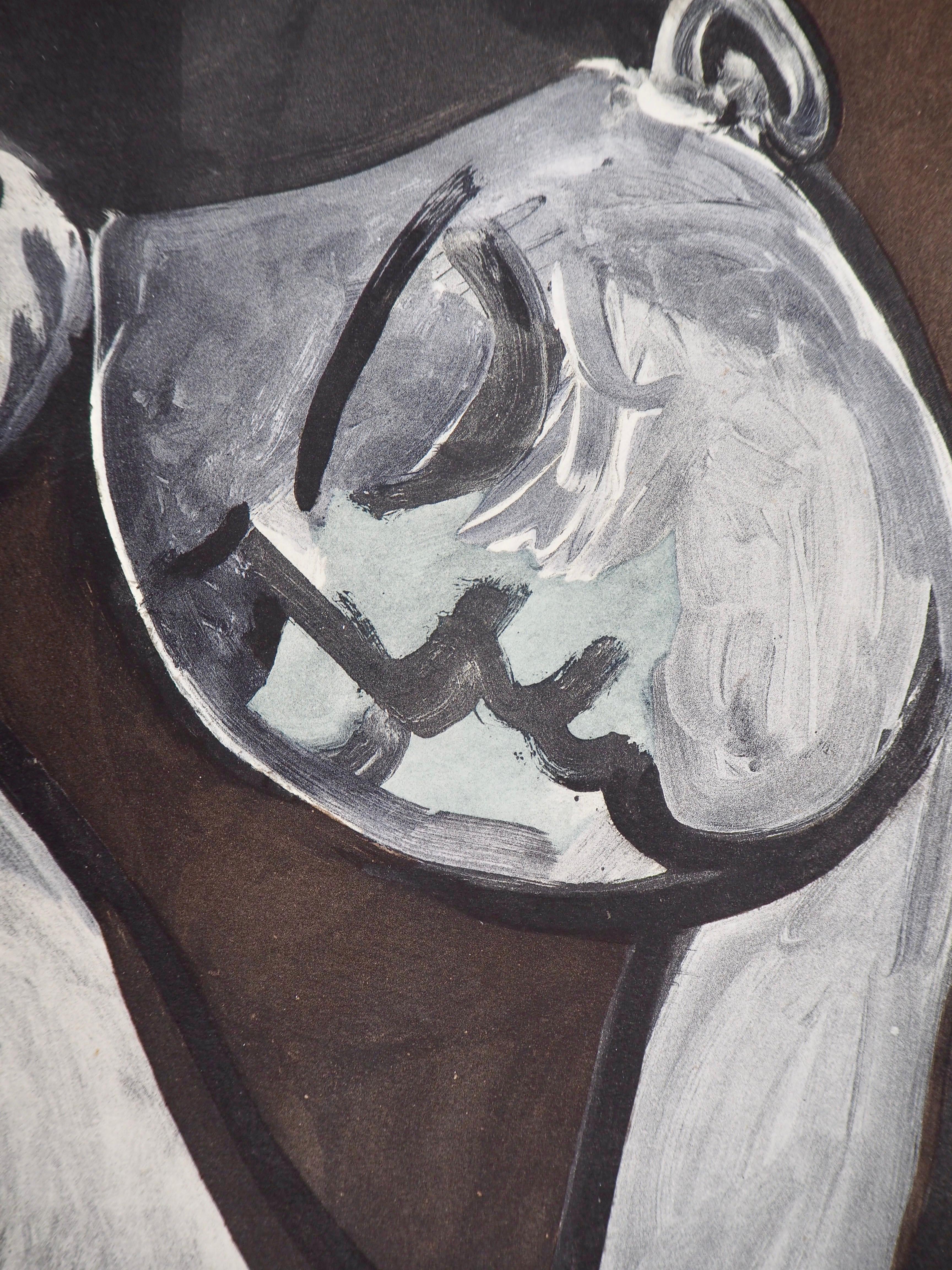 Picasso, Femme se coiffant, Société internationale d'art XXe siècle (after) - Gray Figurative Print by Pablo Picasso