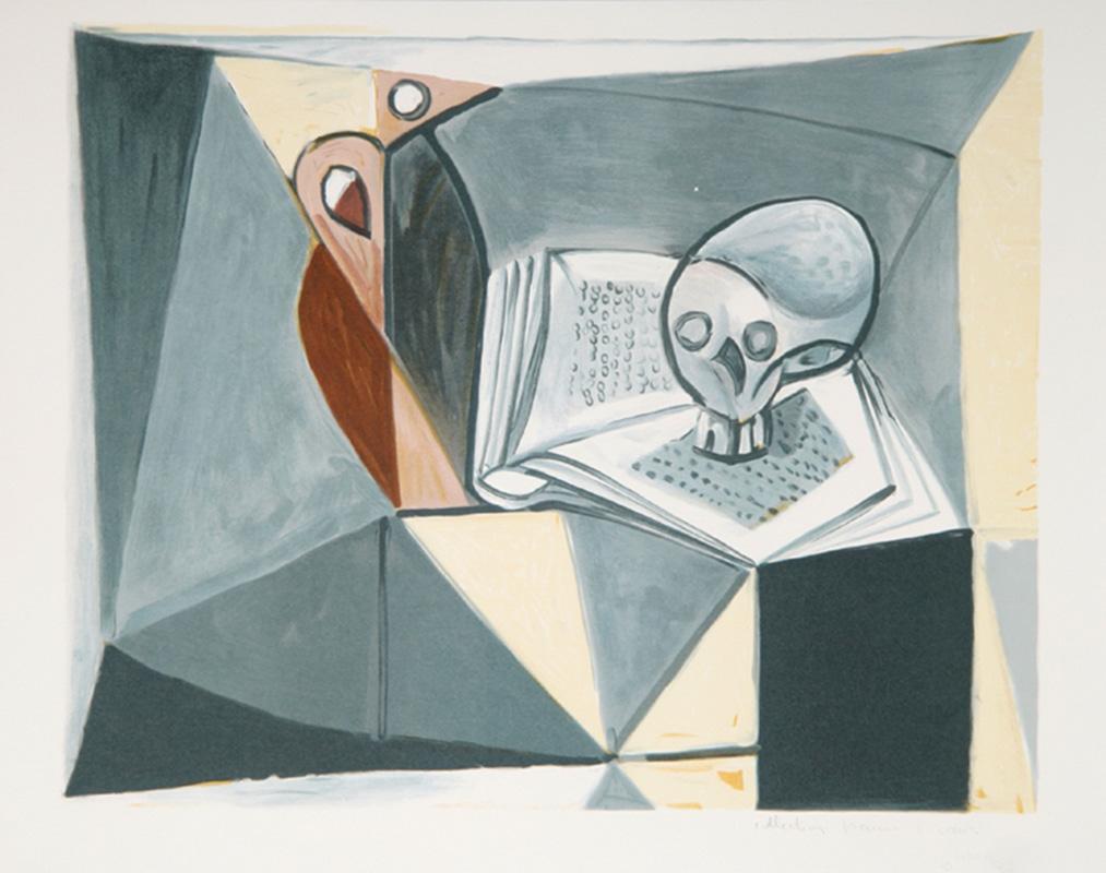 Ouvert sur une page pleine de texte, le livre de cette nature morte de Pablo Picasso est maintenu ouvert par un crâne qui le surplombe. Entourée de formes angulaires divisées par des lignes droites, la composition géométrique rappelle d'autres