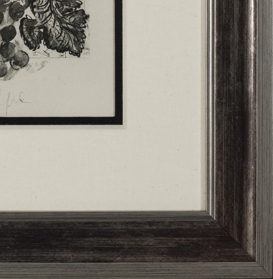 Die Wespe ist ein Aquatinta- und Kaltnadelabzug auf Pergament aus einer der Luxusausgaben von Picassos 1942 erschienener Serie Histoire Naturelle - Textes de Buffon. Das Bild ist 10,6 x 8 Zoll groß, unsigniert und in einer zeitgenössischen