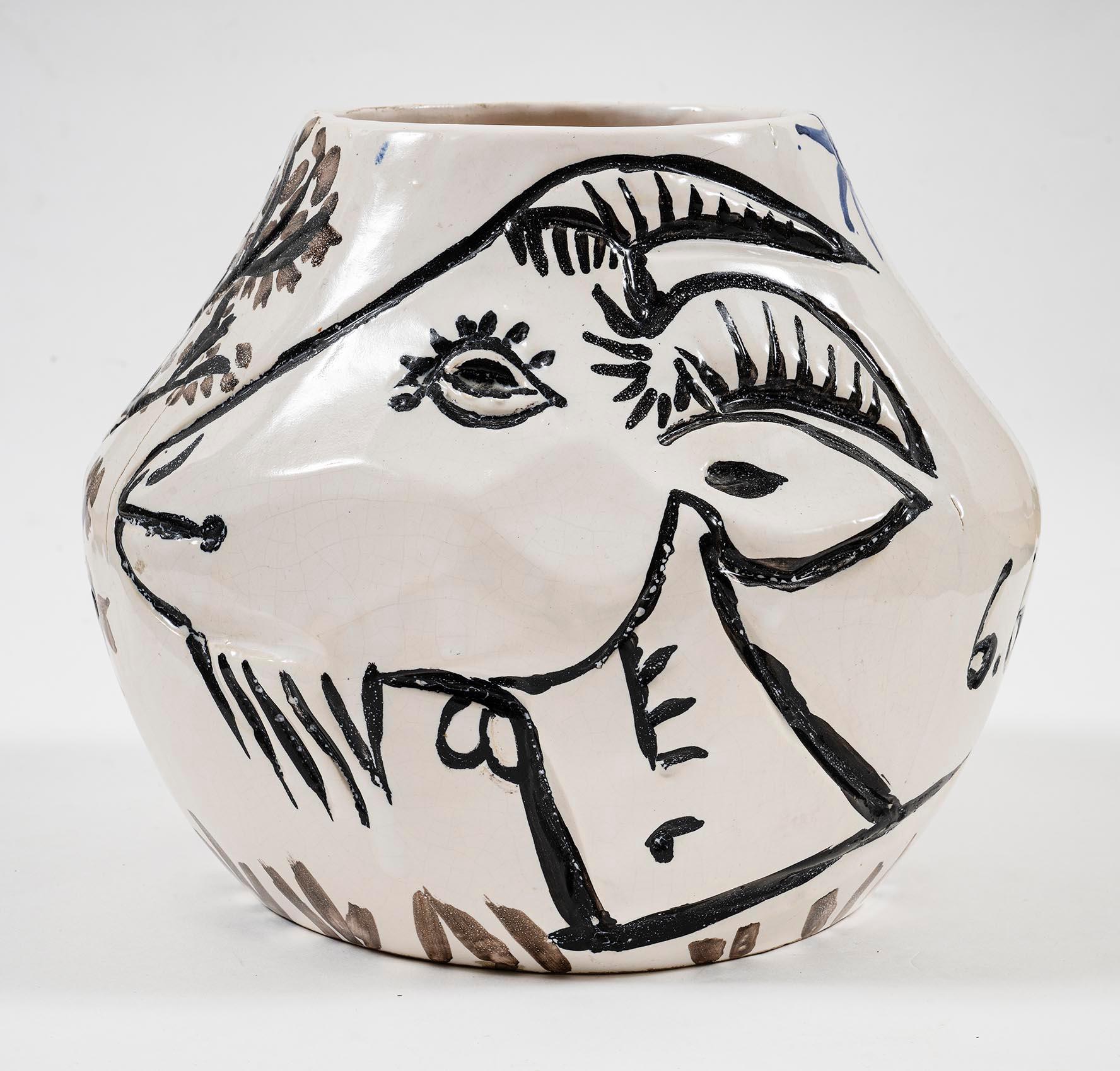 Vase aux chèvres (A.R. 156), 6 luglio 1952
Ed. 40 pezzi
H. 19 cm I H. H. 7 1/2 in
Argilla di terracotta bianca, incisione profonda riempita con paraffina ossidata, immersa in smalto bianco
Datato su un lato: 6.6.52 ; Timbro sotto: Madoura Plein Feu,