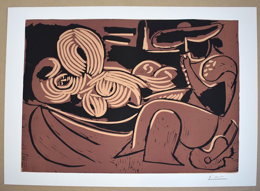 Frau liegend und Mann mit Gitarre – Linolschnitt – spanische Kunst – Print von Pablo Picasso