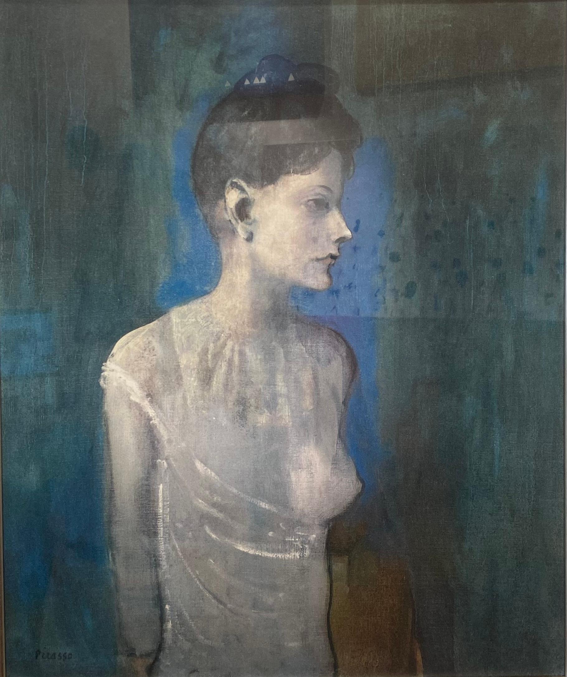 "Junge Frau im Hemd" wurde 1905 von Pablo Picasso gemalt und zeigt eine stehende Frau in seinem typischen Stil der frühen blauen Phase. Die hier angebotene Farblithografie ist in einem silbernen Rahmen mit einem hochwertigen Passpartout mit