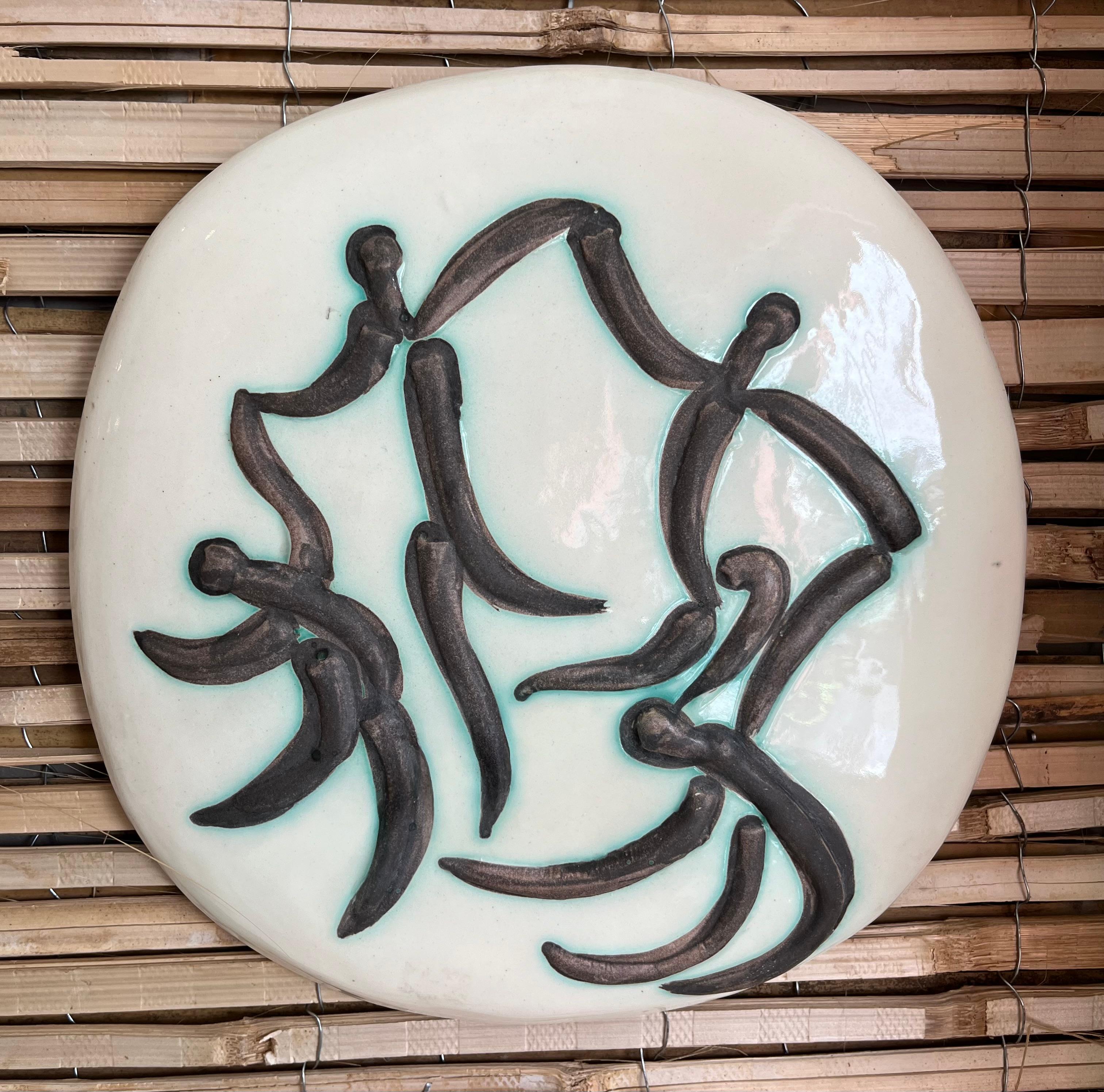 Pablo Picasso
Cuatro bailarines
1956. 22 de febrero
Placa mural convexa
D. 25 cm
E.O terre de faience blanche,
gravure soulignée de paraffine oxydée,
bain de couverte
Ivoire, brun, vert
Tiré à 450 exempalires
B.70
Edición Picasso, Madoura