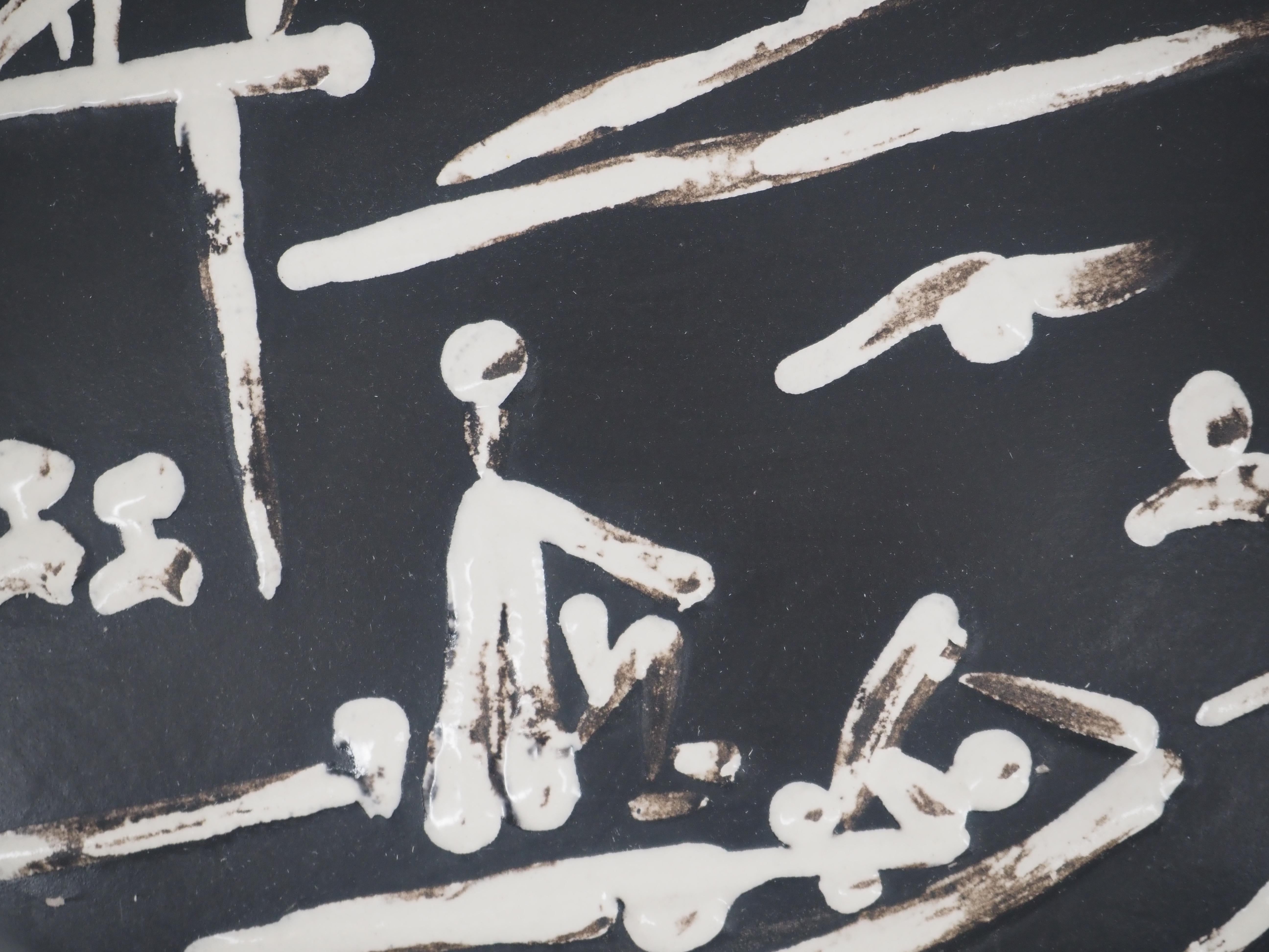 Pablo Picasso
Am Meer, Strandszene: Badegäste, 1956

Original-Keramik von Pablo Picasso, weiße Fayence-Erde, schwarz überzogenes Bad und Emaille
Anmerkungen auf der Rückseite : Empreinte originale Picasso - Madoura Plein Feu
Limitierte Auflage von