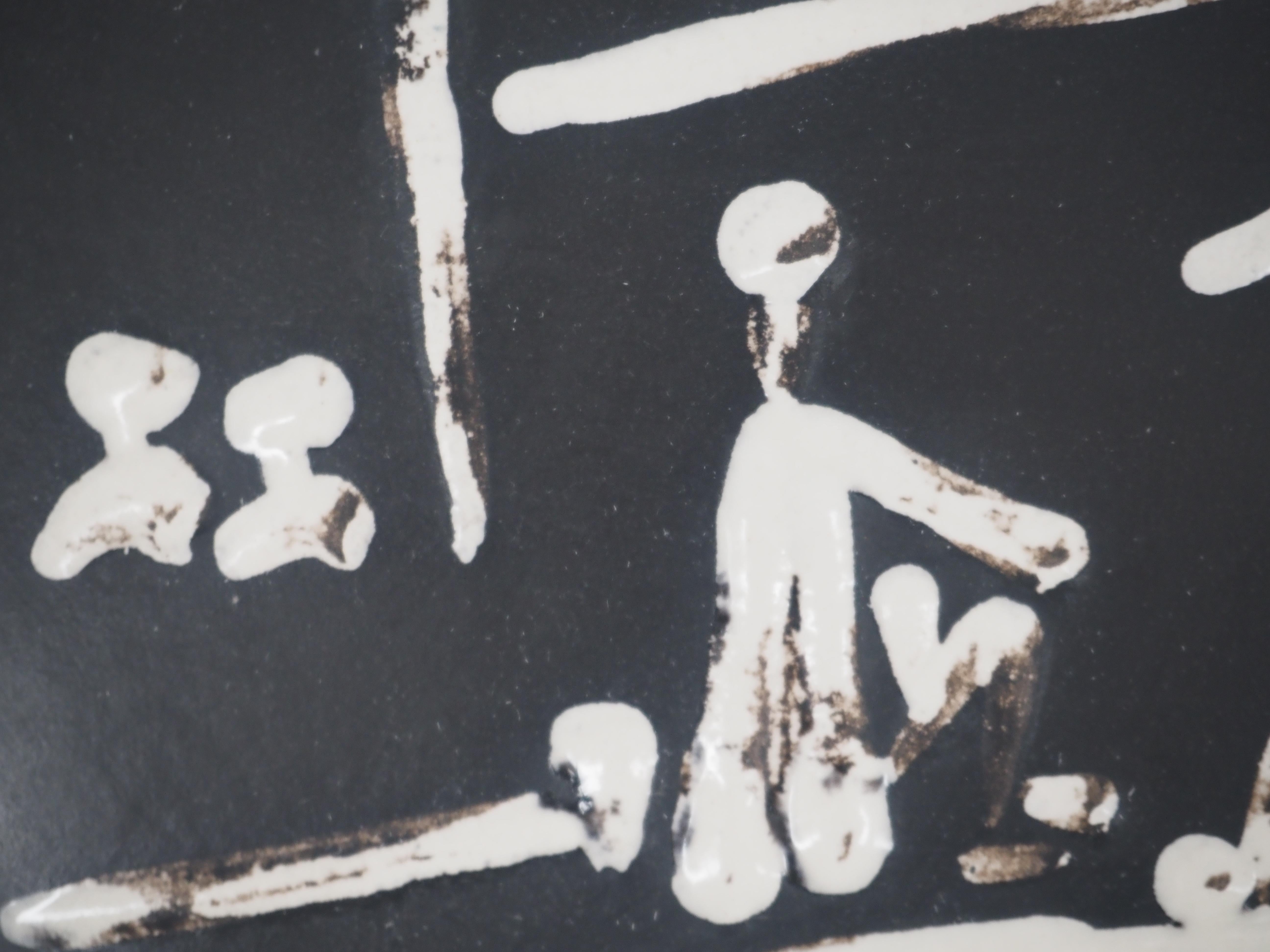 Pablo Picasso
Strandszene: Badegäste, 1956

Original-Keramik von Pablo Picasso, weiße Fayence-Erde, schwarz überzogenes Bad und Emaille.
Anmerkungen auf der Rückseite : Empreinte originale Picasso - Madoura Plein Feu
Limitierte Auflage von 450
