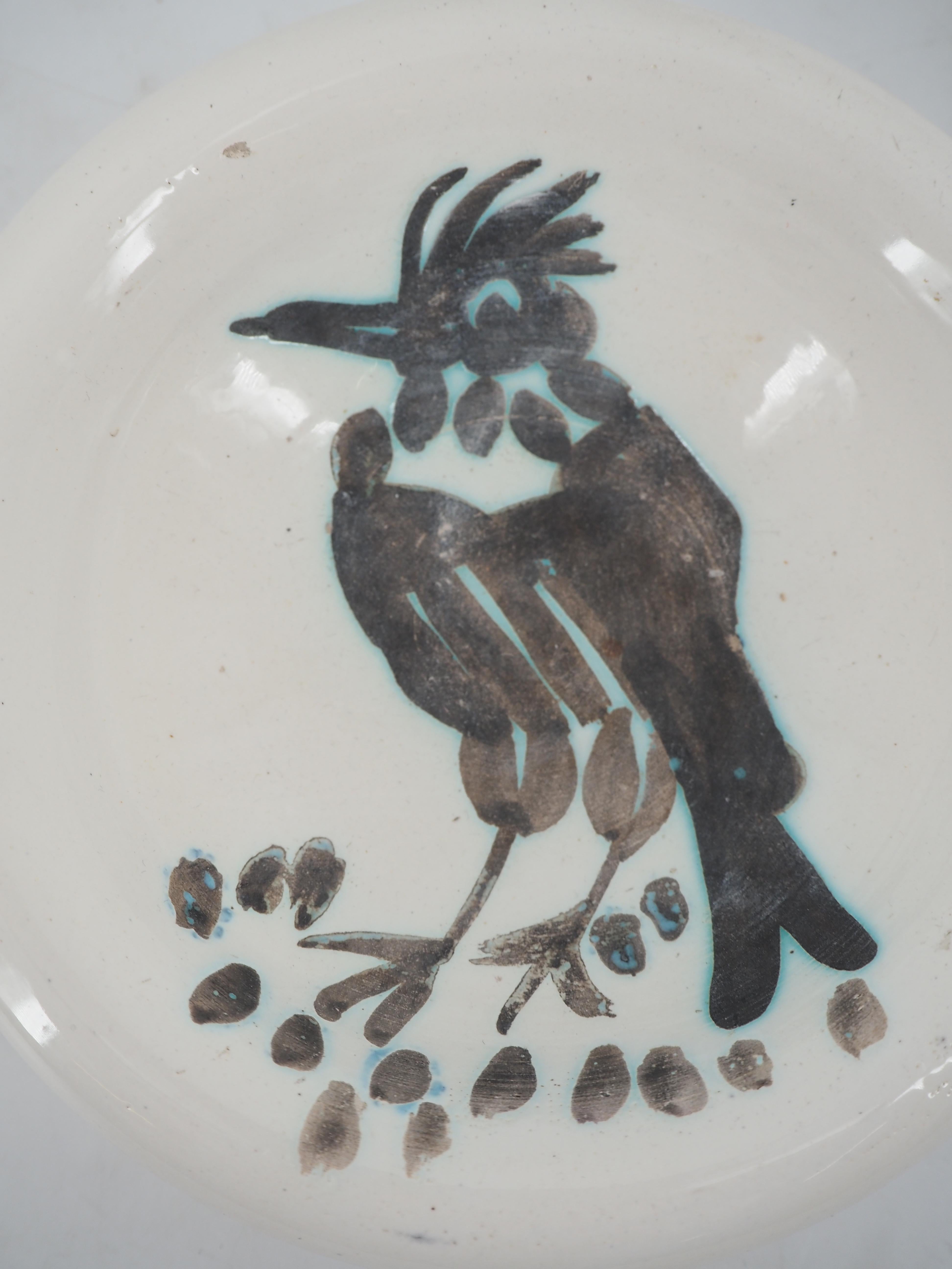 Pablo Picasso
Oiseau à crête, 1952

Céramique originale de Pablo Picasso, terre de faïence blanche, décor émaillé et paraffine oxydée.
Annoté au dos : Empreinte originale Picasso - Madoura Plein Feu
Édition limitée à 500 exemplaires
Diamètre : 15 cm