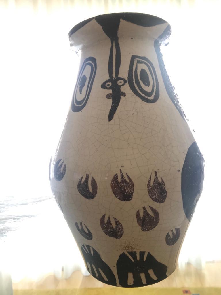 Hibou noir et marron. Vase tourné en 1951.
H. 29,5 cm. L 18 cm.
Faïence blanche A.R., décor aux oxydes, couteau gravé sur émail blanc Marron, noir
300 exemplaires produits
Catalogue raisonné de la céramique 1947-1971 Madoura. image 123
