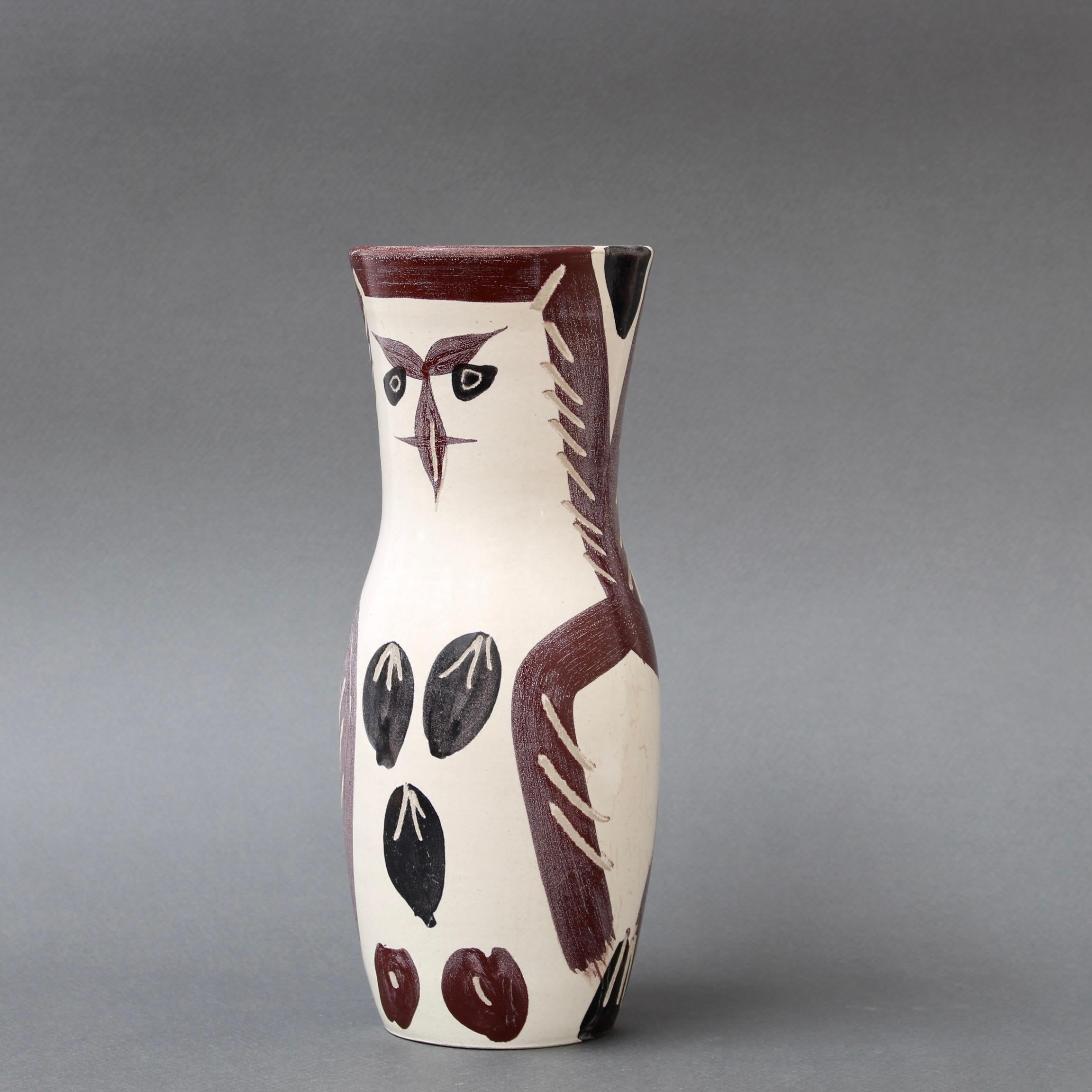 Vase aus Steingut mit gemaltem Eulendekor, Mitte des Jahrhunderts, von Pablo Picasso, Vallauris, Frankreich (1952). Es handelt sich um eine Vintage-Kreation aus Steingut, die in einer Auflage von 500 Stück (Edition Picasso) in der Töpferei Madoura