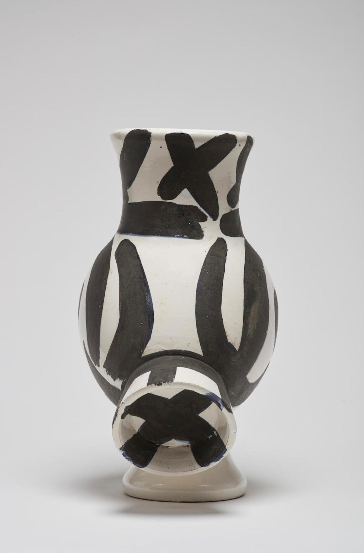 Chouette, Picasso, Pichet, Design, 1950, Céramique, Noir et blanc, Animal - Après-guerre Sculpture par Pablo Picasso
