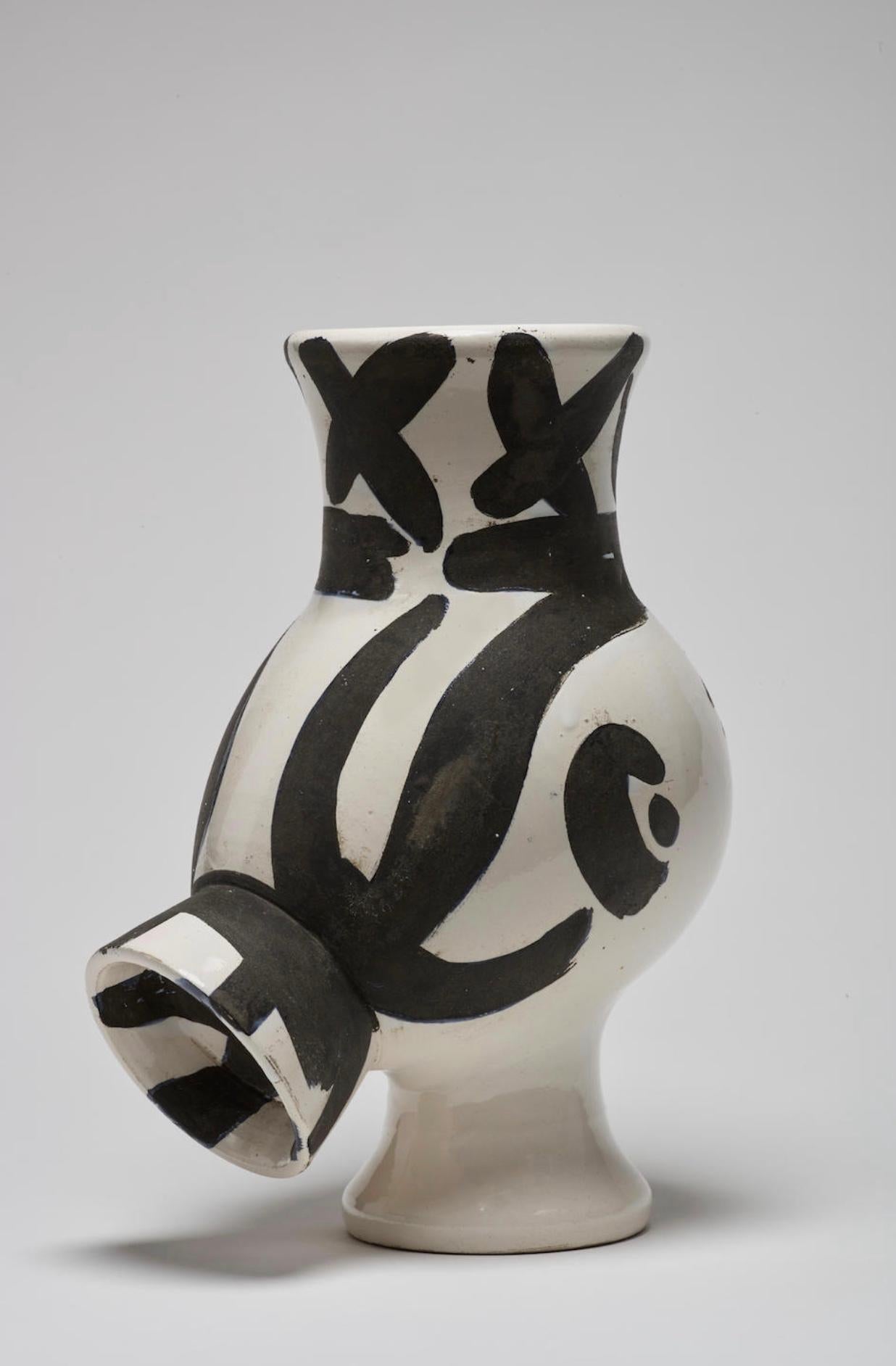 Chouette, Picasso, Pitcher, Design, 1950's, Ceramic, Black and white, Animal

Chouette femme
Ed. 500 pcs
1951
Earthenware ceramic vase with engobe and  glaze
H. 30 cm
Stamped and signed underside : Edition Picasso / Madoura Plein Feu / Edition