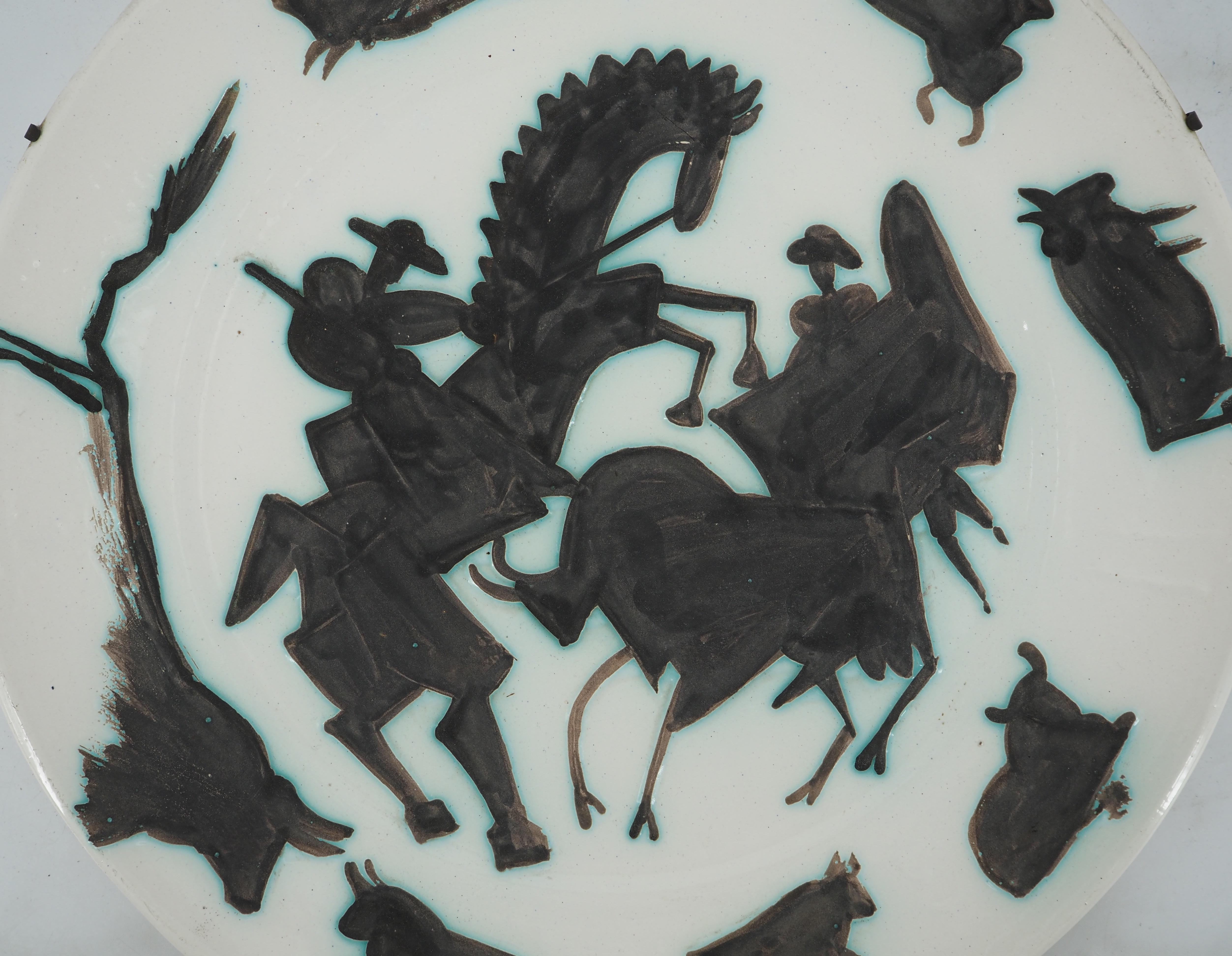 Pablo PICASSO (1881-1973)
Corrida, 1953

Runde Schale aus weißem Steingut
Dekoration mit Engobe und Emaille unter teilweiser Abdeckung, braun, grüner Dekor mit oxidiertem Paraffin.
Signiert mit dem Stempel auf der Rückseite 