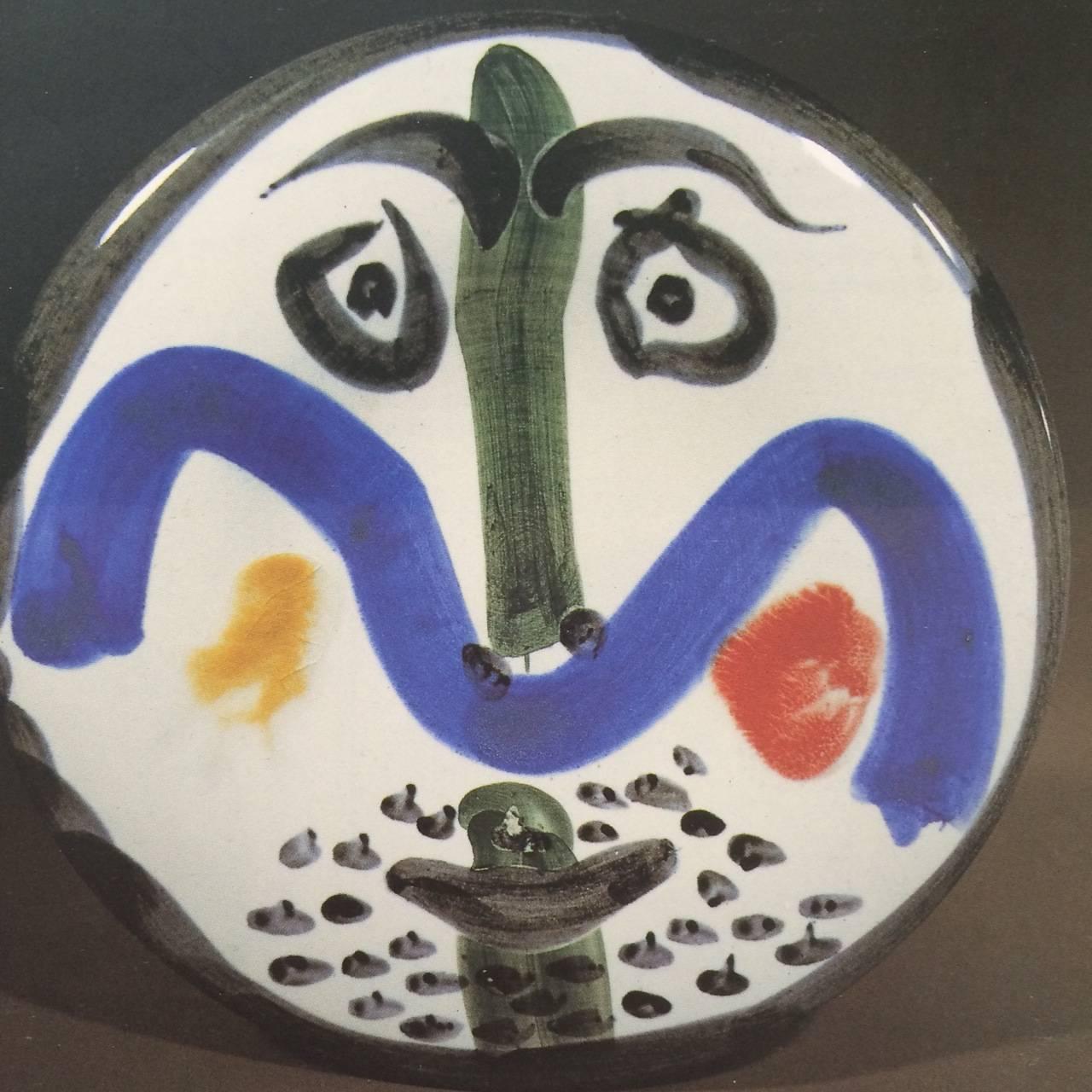 Cette pièce est une assiette ronde A.R. de Pablo Picasso, créée en 1963. Il est réalisé avec une plaque de terre cuite blanche, décor aux engobes et émail sous glaçure en noir, rouge, vert, bleu et jaune . Il est numéroté de l'édition de 150