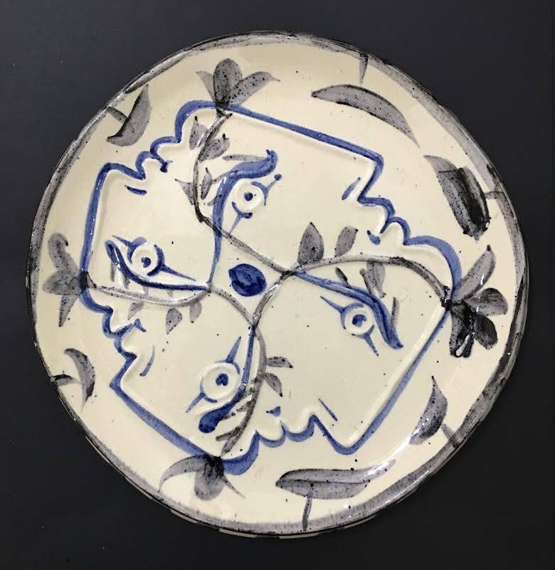 Cette pièce est une assiette ronde à variation unique de Pablo Picasso, créée en 1949. Elle est réalisée avec une plaque en terre cuite blanche, décor aux engobes et émail sous glaçure en blanc et bleu.  Le diamètre de cette pièce est de 10,6