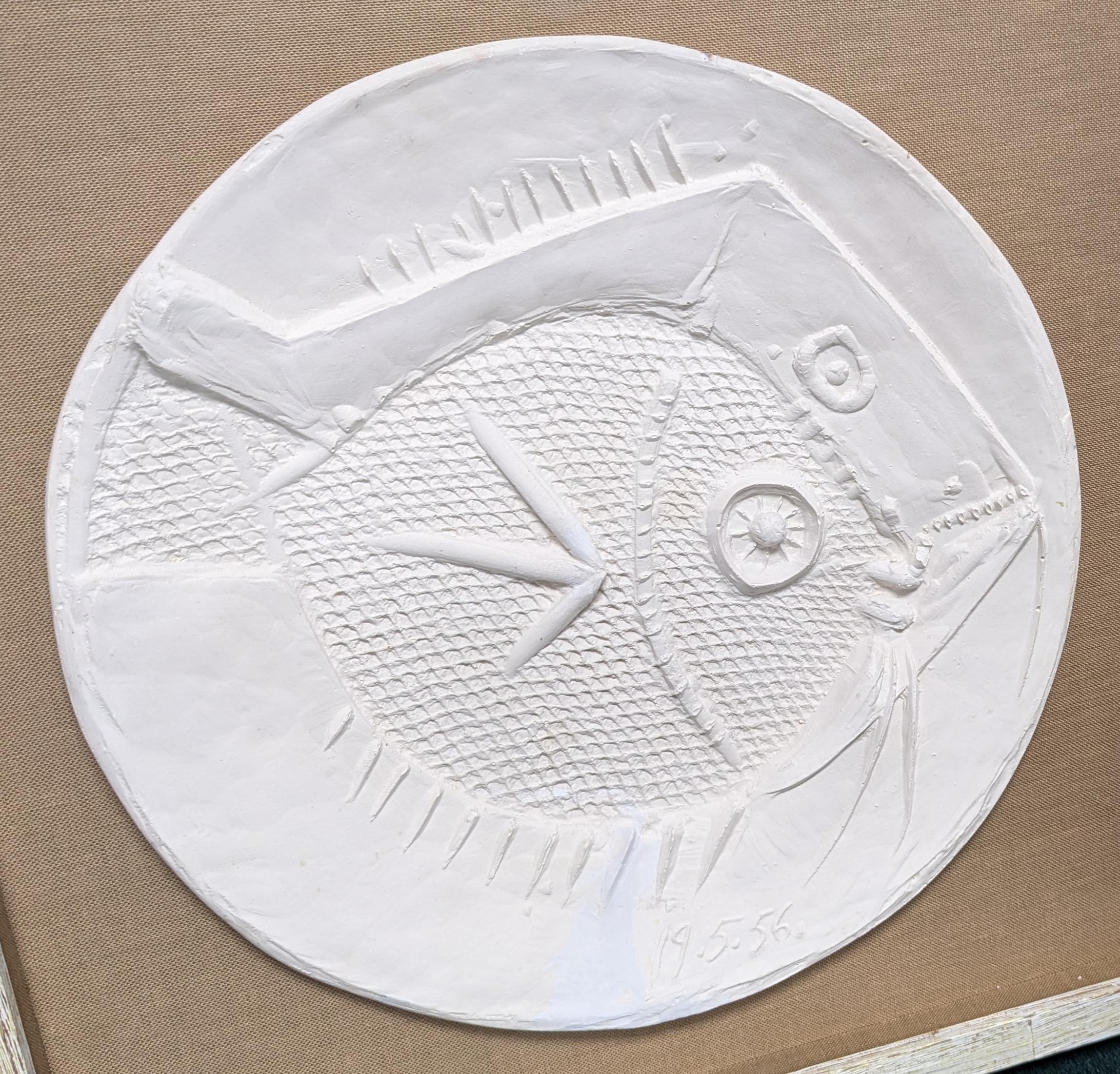Plat en terre cuite Grand Poisson - Cubisme Sculpture par Pablo Picasso