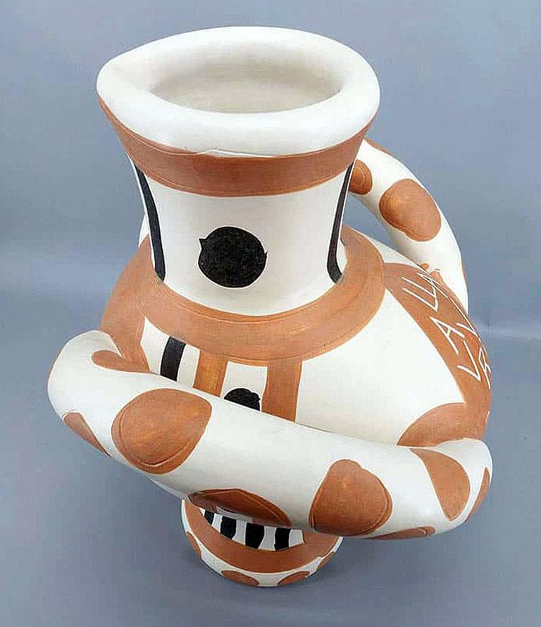 Diese 1953 geschaffene große, gedrehte Vase von Madoura aus weißem Ton mit Engoben- und Paraffindekor (rot, schwarz), mit Messergravur, ist in der Auflage von 75 Stück nummeriert. Diese Picasso-Keramikvase ist auf der Unterseite mit den