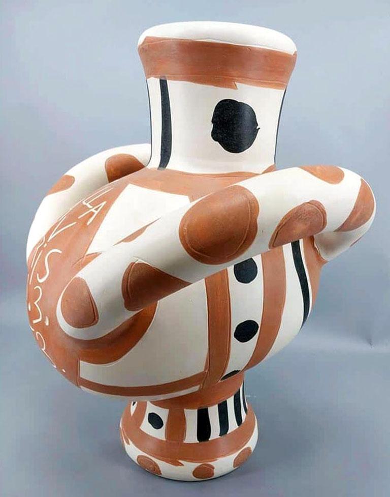 Créé en 1953, ce grand vase tourné de Madoura en terre cuite blanche avec décor aux engobes et à la paraffine (rouge, noir), gravé au couteau est numéroté de l'édition de 75. Ce vase en céramique de Picasso est estampillé 