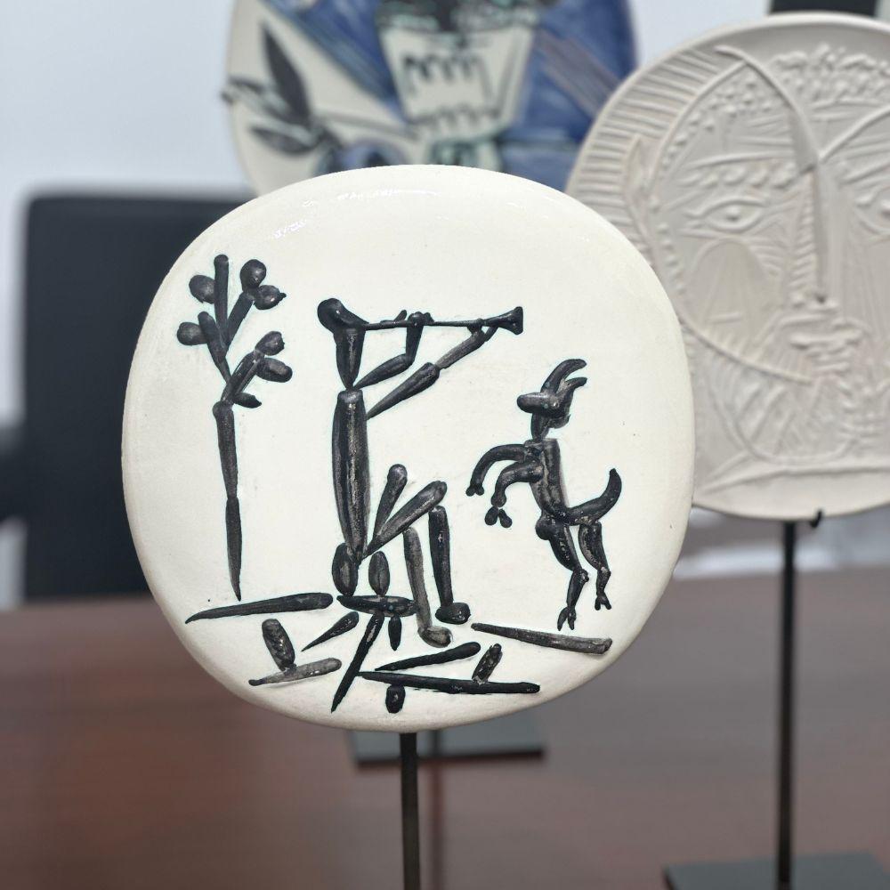 Joueur de flûte et chèvre - Cubisme Sculpture par Pablo Picasso