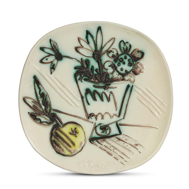 Bouquet à la pomme (A.R. 305)
white terracotta decorated with oxidised paraffin and glazes,
Edited in 1956
Limited edition of 400 exemplars
size: cm 25,5×25,5×2,5
dated at the bottom
on the back Ceramiche Madoura stamp
on the reverse side stamped