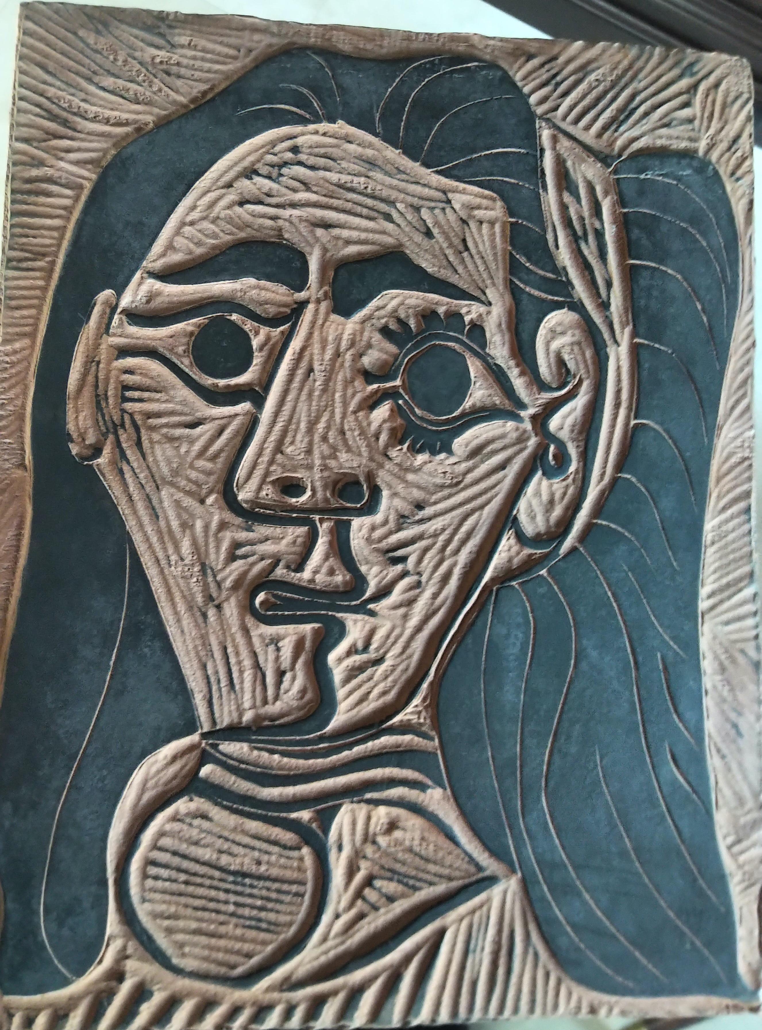Picasso Madoura Keramik A.R. 520 Frau mit flauschigem Haar – Sculpture von Pablo Picasso