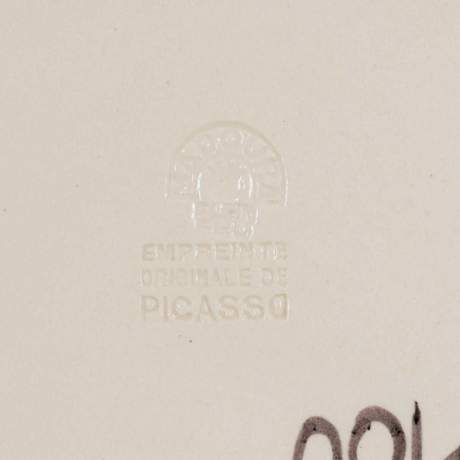 Pablo Picassos (1881-1973) Liebe zur Keramik begann 1946, als er in Südfrankreich auf eine Töpfermesse stieß. Dort lernte er die Inhaber der Töpferwerkstatt von Madoura kennen und begann eine Collaboration mit dem Studio, die bis zu seinem Tod
