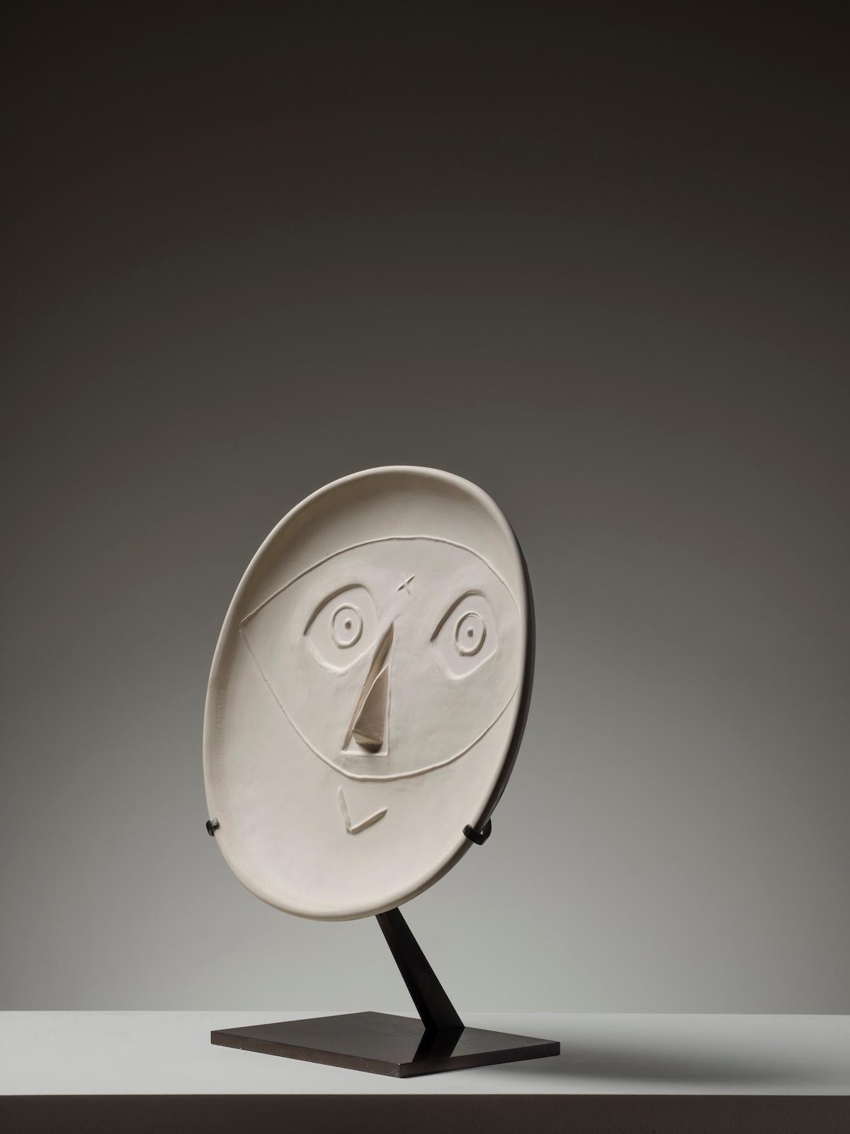 Tête Avec Masque Et Petite Tête De Faune (A.R.363) (Beige), Figurative Sculpture, von Pablo Picasso
