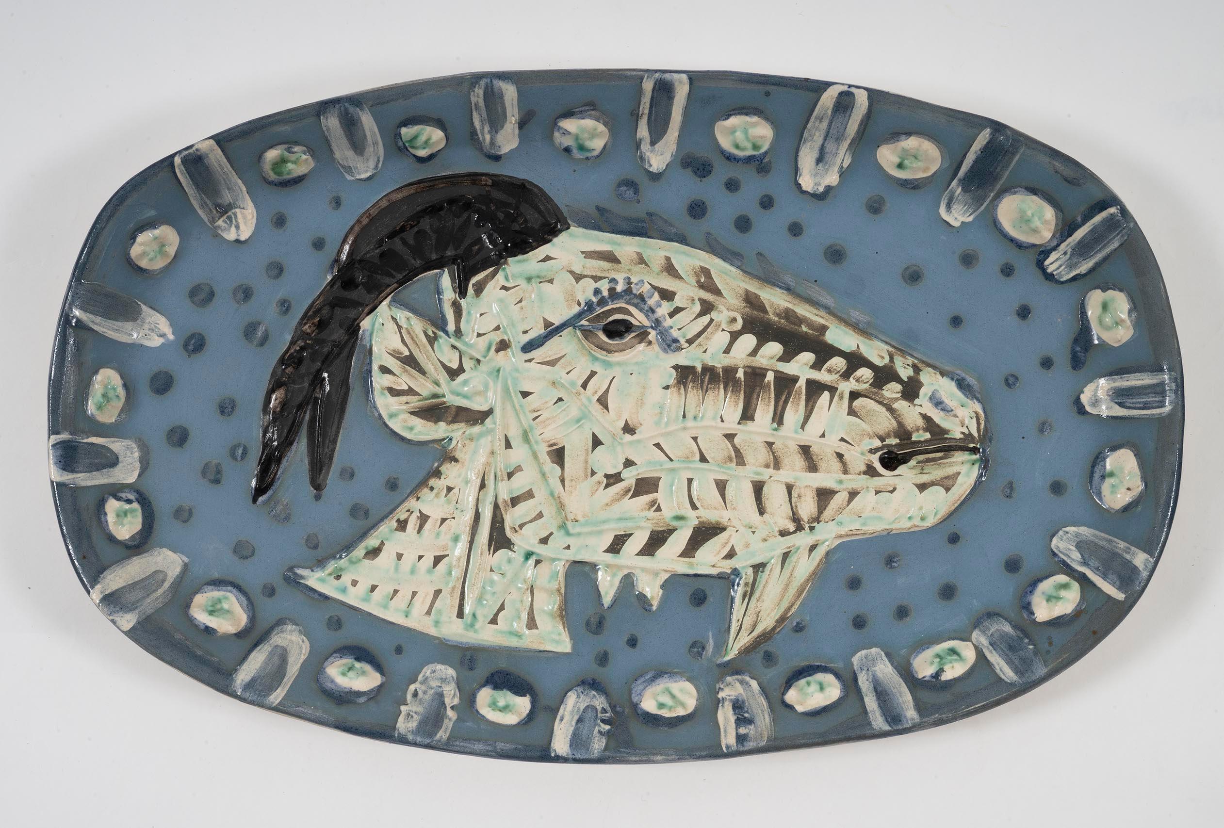 PABLO PICASSO 
Tête de chèvre de profil (A.R. 145), 5 de junio de 1952
Ed. 250 unidades
Loza blanca, decoración con engobes bajo vidriado parcial a pincel
31,5 x 51,5 cm I 12 3/8n x 20 1/4  en
Estampado en el reverso : Empreinte de Picasso, Madoura