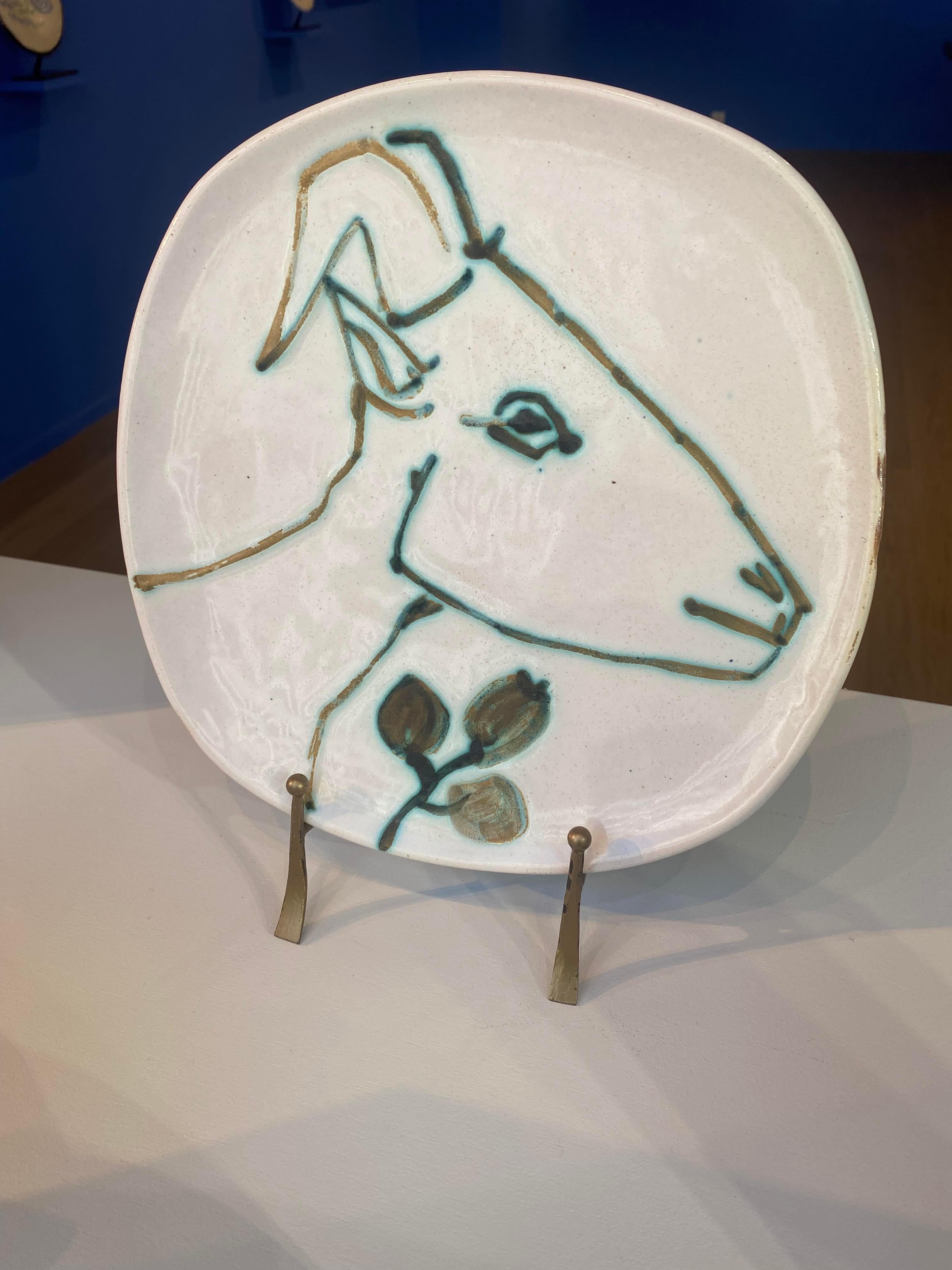 Tête de chèvre de profil, Picasso, 1950er Jahre, Teller, Ziege, Tier, Design, Keramik – Sculpture von Pablo Picasso