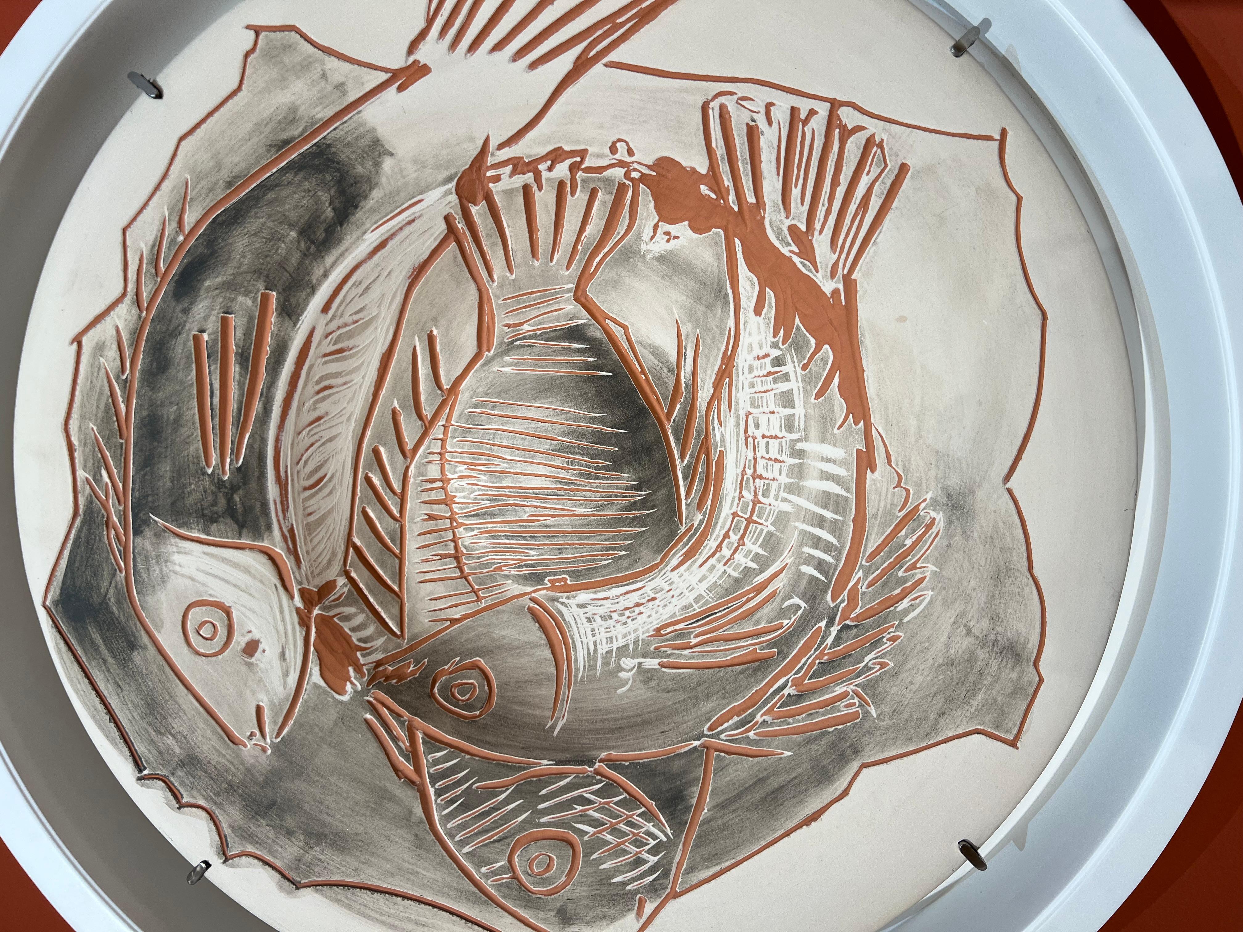 Trois poissons sur fond gris (A.R. 396), Pablo Picasso, Design, Ceramica, Madoura in vendita 3