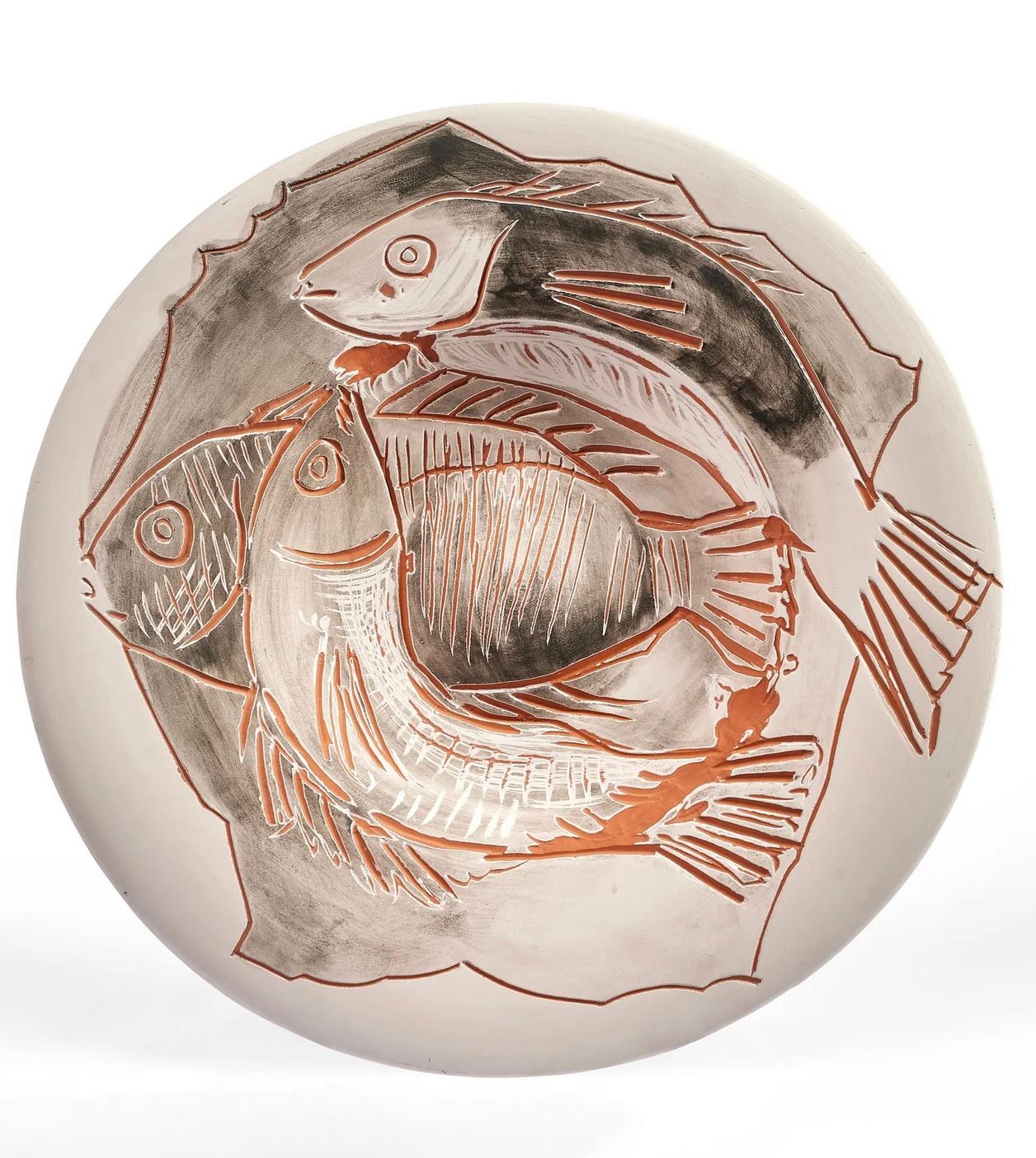 PABLO PICASSO
Trois poissons sur fond gris (A.R. 396), 11 aprile 1957
Ed. 76/175 pezzi
Terracotta rossa, decorazione ingobbiata, coltello inciso, retro decorato
D. 41 cm I D. 16 1/8".
D. 49,5 cm I D. 19 1/2 in (con cornice)
Numerato, iscritto e