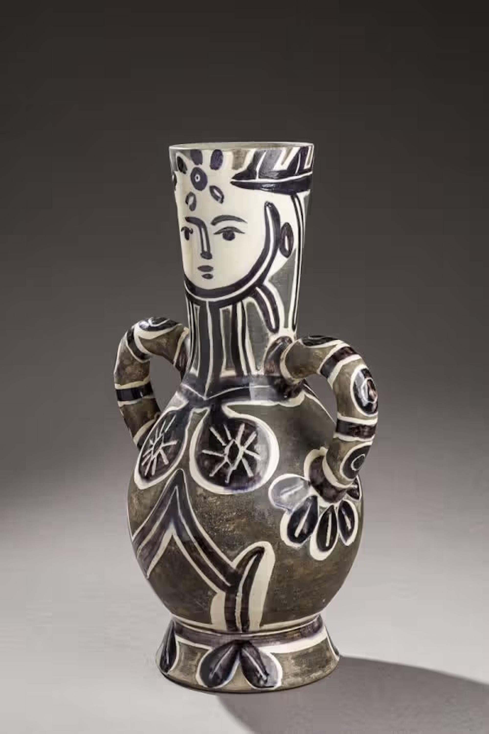 PABLO PICASSO
Vaso a due anse (A.R. 213), 1953
Ed. 400 pezzi
Terracotta bianca, decorazione a ingobbio, incisa con un coltello e smaltata parzialmente con un pennello
H. 39 cm I H. 15 3/8".
Iscritta e timbrata sul lato inferiore: Edition Picasso,