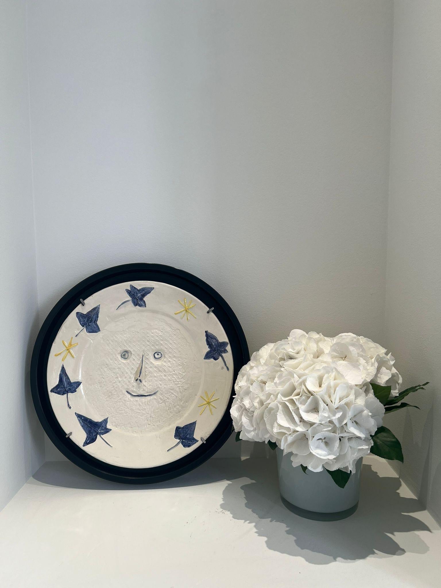 Visage aux feuilles, Picasso, Ceramica, Terracotta, piatto, anni '50, design - Figurative Sculpture Grigio di Pablo Picasso