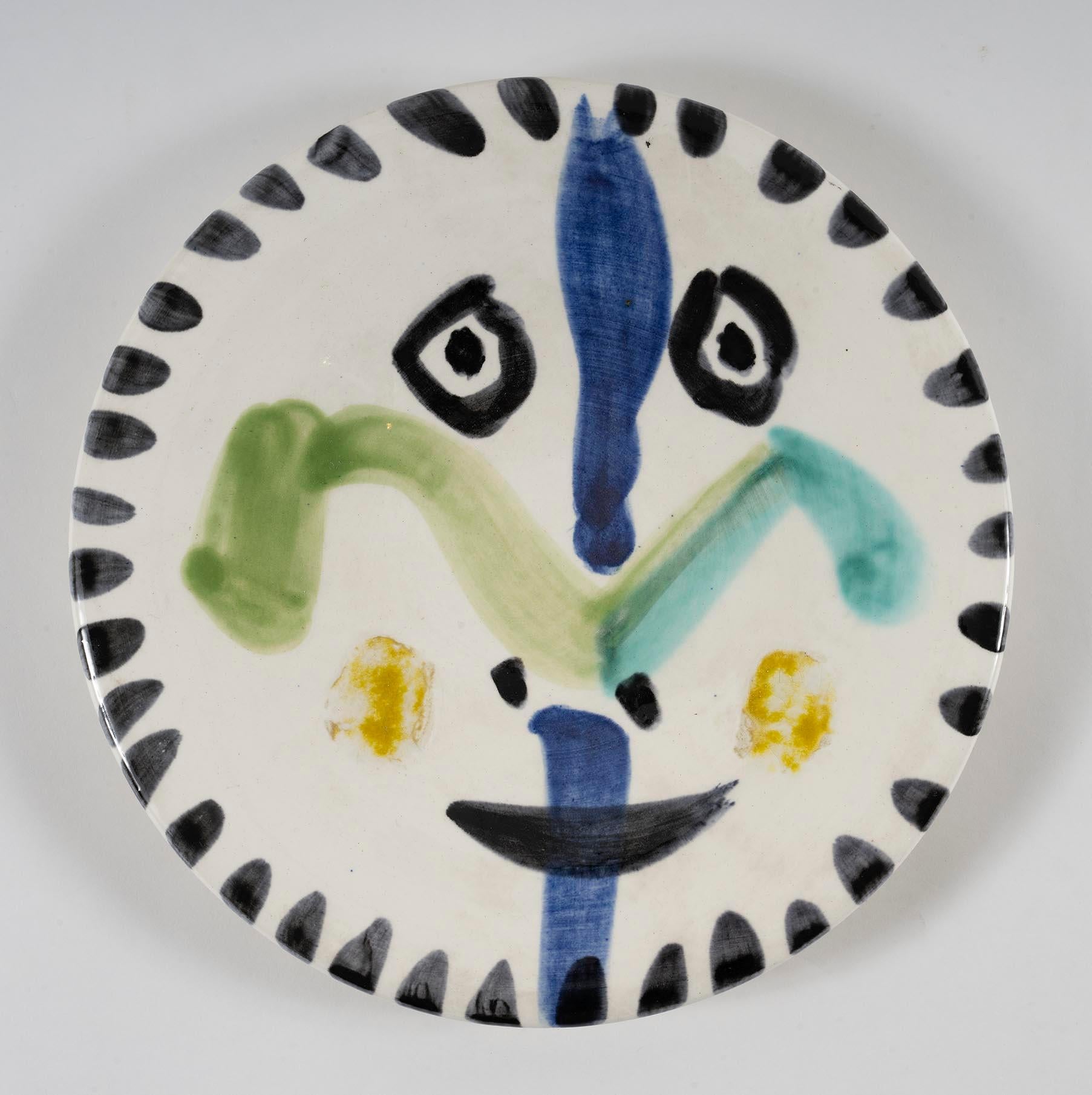 PABLO PICASSO (1881-1973)
Visage Nr.144 (A.R. 480), 1963
Ed. 126/150 Stück
Weißer Steingut-Ton, Engoben und Emaille unter Glasur
D. 25 cm I T. 9 7/8 in
Rückseitig beschriftet und nummeriert: Nr. 144, Edition Picasso, 126/150, Madoura

Picasso :