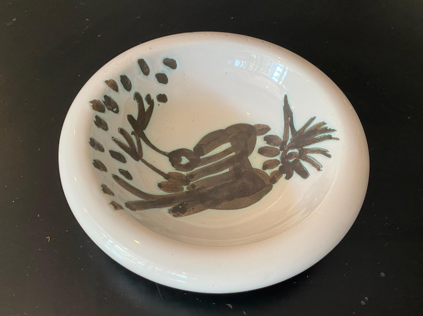 French Pablo Picasso Signed Limited Ed. Madoura Pottery Bowl Oiseau à la Huppe A.R. 173 For Sale