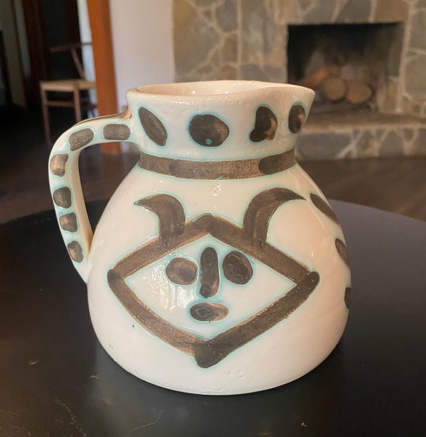 Eine wunderbare, ursprüngliche Mid-Century Modern Madoura Keramik Krug / Vase von berühmten spanischen Künstlers Pablo Picasso mit dem Titel 