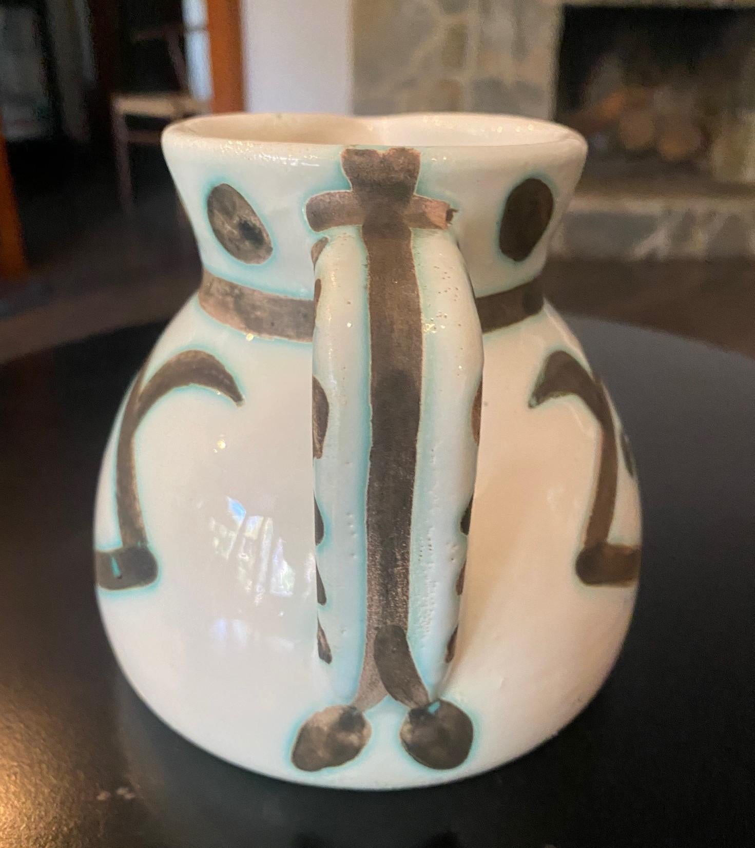 Pablo Picasso Signiert Limited Ed. Madoura Töpferei Krug Têtes , 1956 A.R. 368 (Keramik) im Angebot