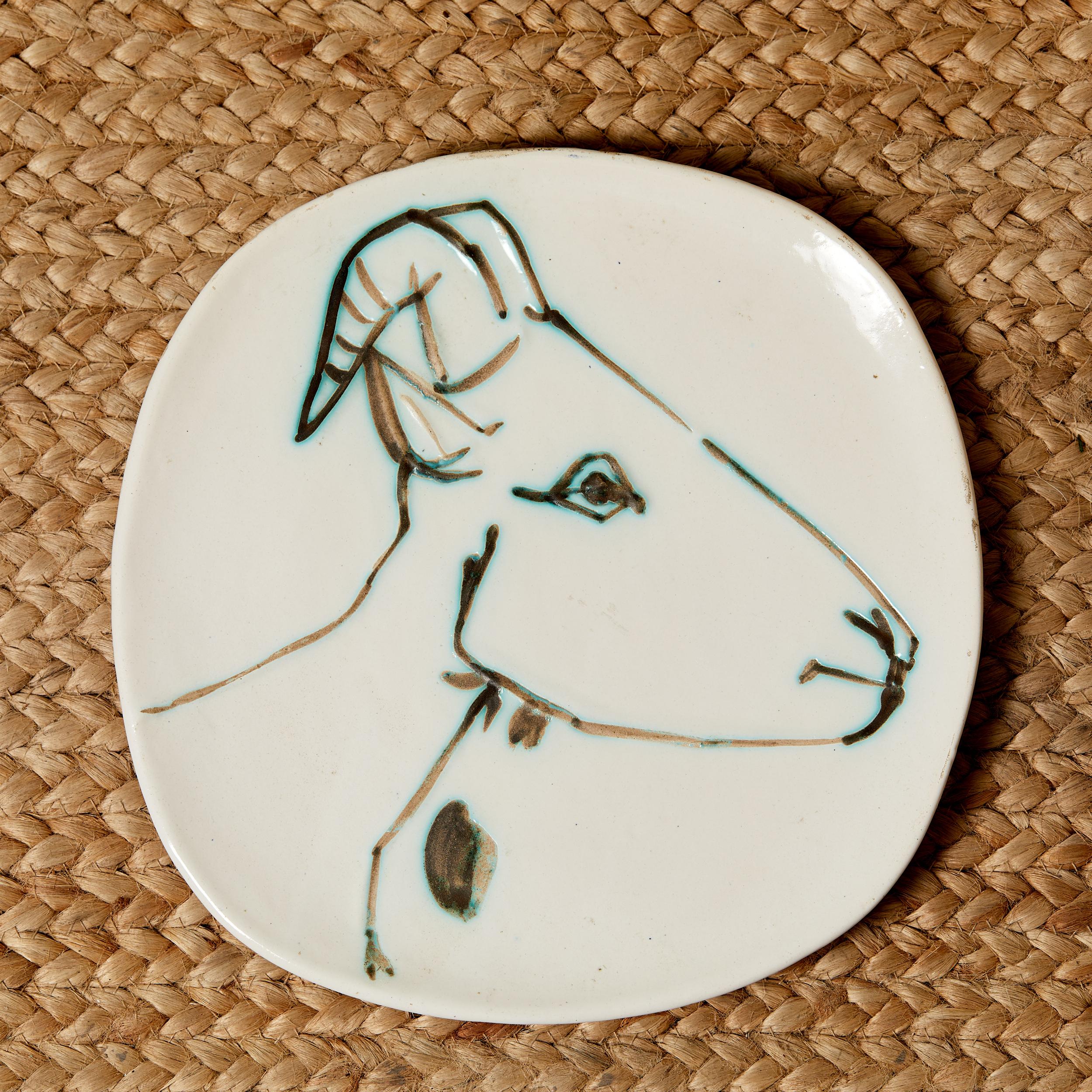 Pablo Picasso,
Tête de Chèvre de profil,
1950, 
assiette ronde carré,
D 25,5 cm
EO Terre de faience blanche, décor à la paraffine oxydée et bain d'émail blanc, Brun, vert
Tiré à 500 exemplaires
B.15Va