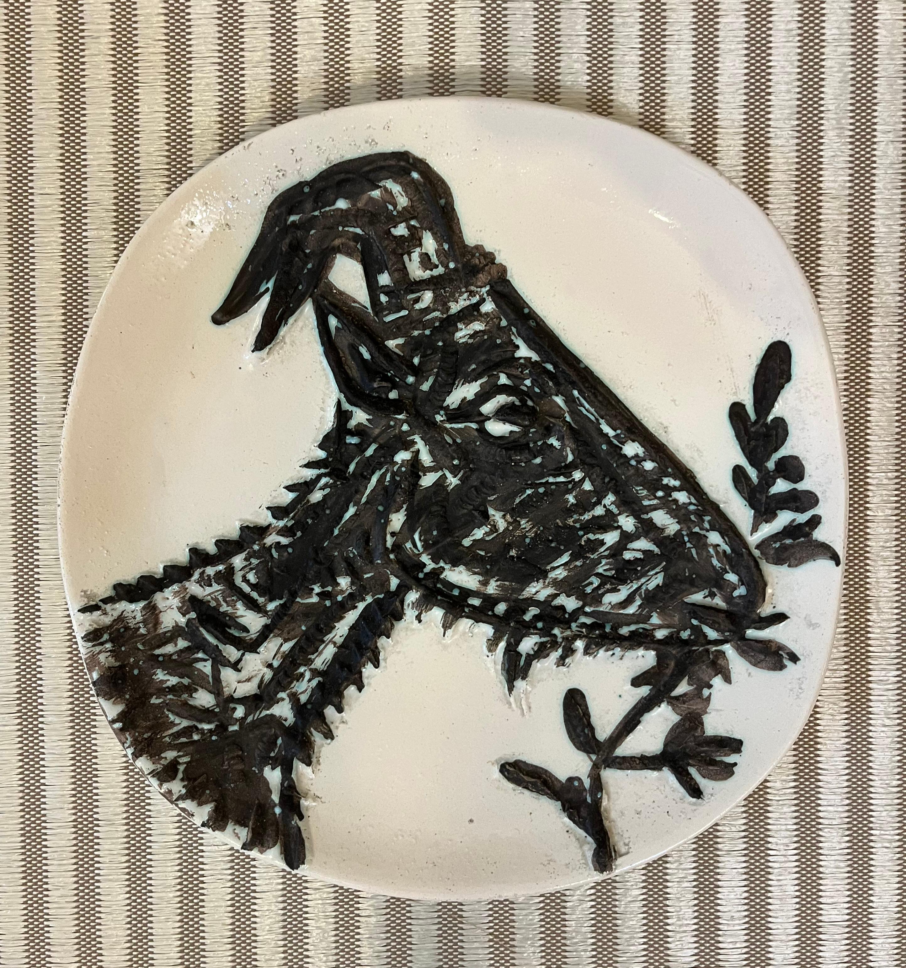 Pablo Picasso, 
Tête de chèvre de profil, 
1950
Assiette ronde/carré
D. 25,5 cm
E.O terre de faience blanche,
décor à la paraffine oxydée et bain de couverte Brun,
vert
Tiré à 200 exemplaires numérotés
B.16