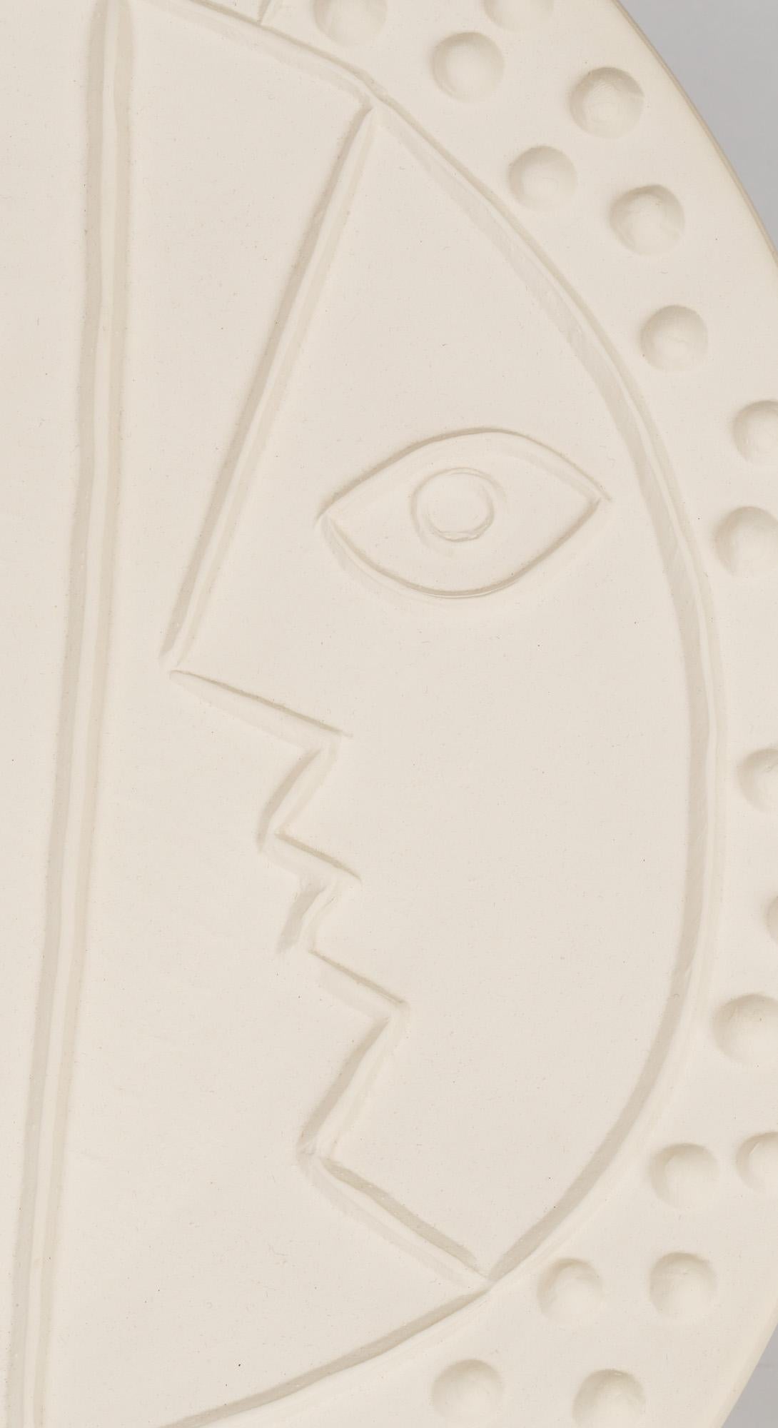 Ein stilvoller Teller aus Vallauris (A.R. 330) aus Fayence in limitierter Auflage, der drei Gesichter von Pablo Picasso darstellt und auf 1956 datiert ist. Der runde Teller ist aus weißem Steingut getöpfert und mit drei Gesichtern verziert, von