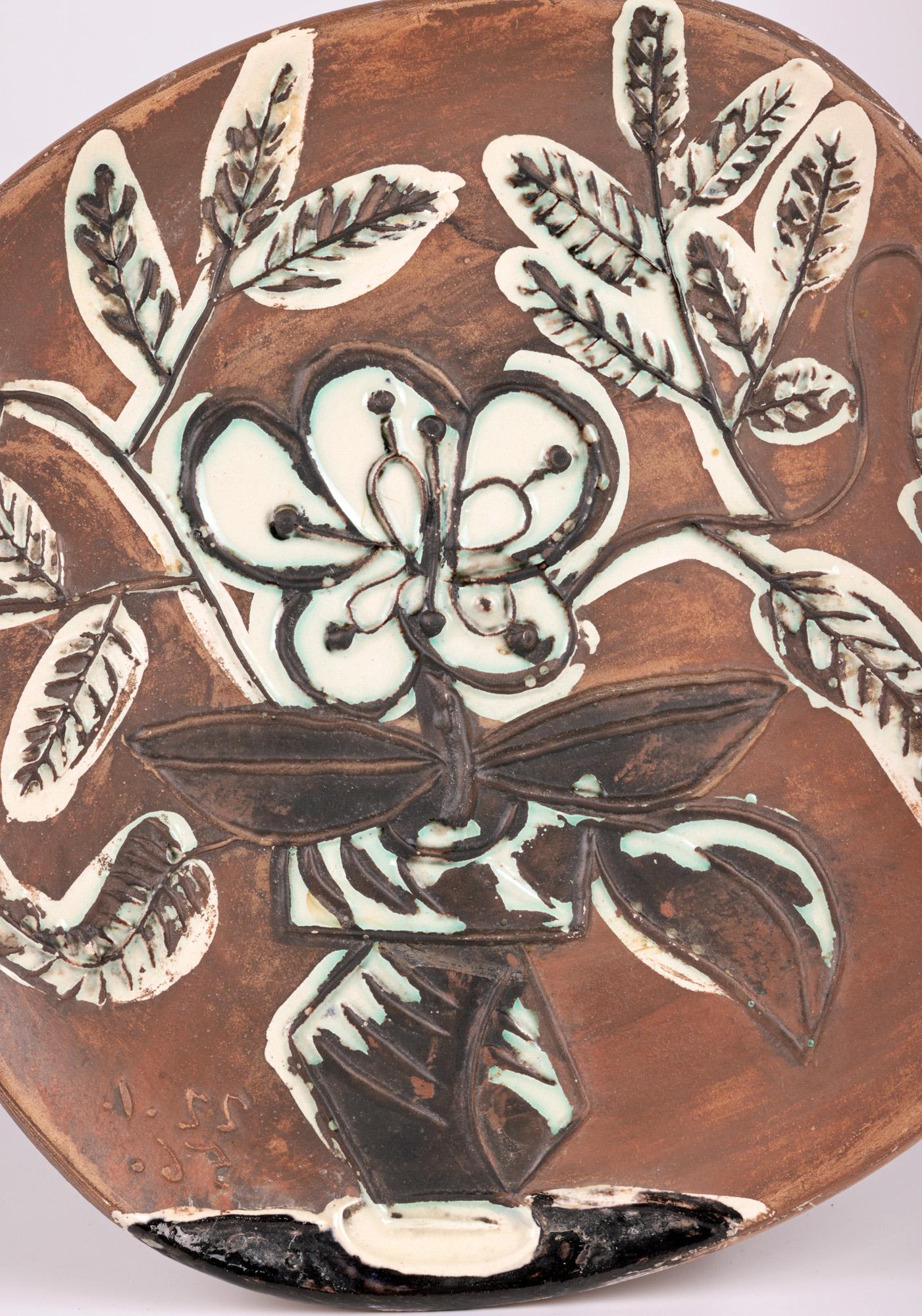 Eine stilvolle Vase au Bouquet (A.R. 303) aus Keramik in limitierter Auflage, dekoriert mit einer Vase mit einer Blume von Pablo Picasso (Spanier, 1881-1974) und datiert auf den 22. Januar 1956. Die quadratische Form rund  Die Schale ist aus weißem
