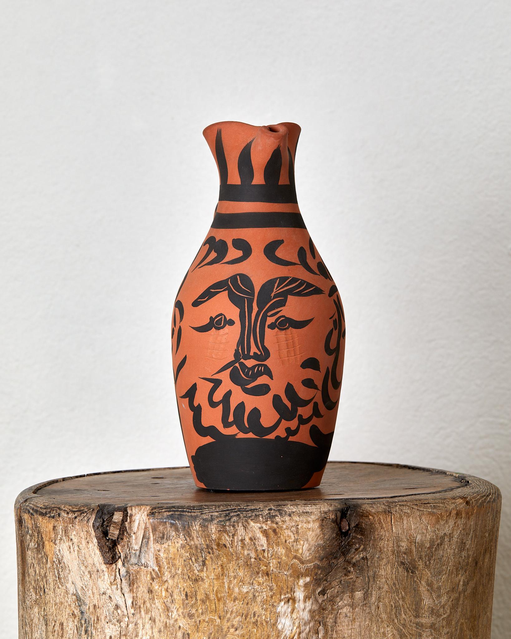 Pablo Picasso
Yan Barbu
1963. 30 août
 Pichet tourné
H. 28 cm, Larg. 13 cm
R.A Terre de faience rouge, décor à l'engobe gravé au couteau
Noir
Tiré à 300 exemplaires numérotés
R.749 à gauche
Edition Picasso, Madoura
116/300
Répertorié dans le livre