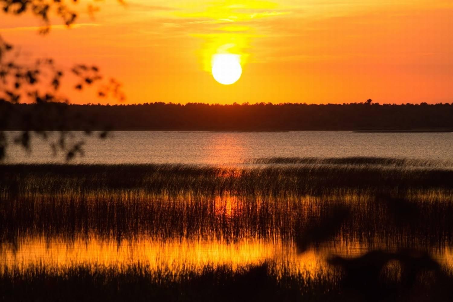 Color Photograph Pablo Saccinto - Le coucher du soleil dans la cabane