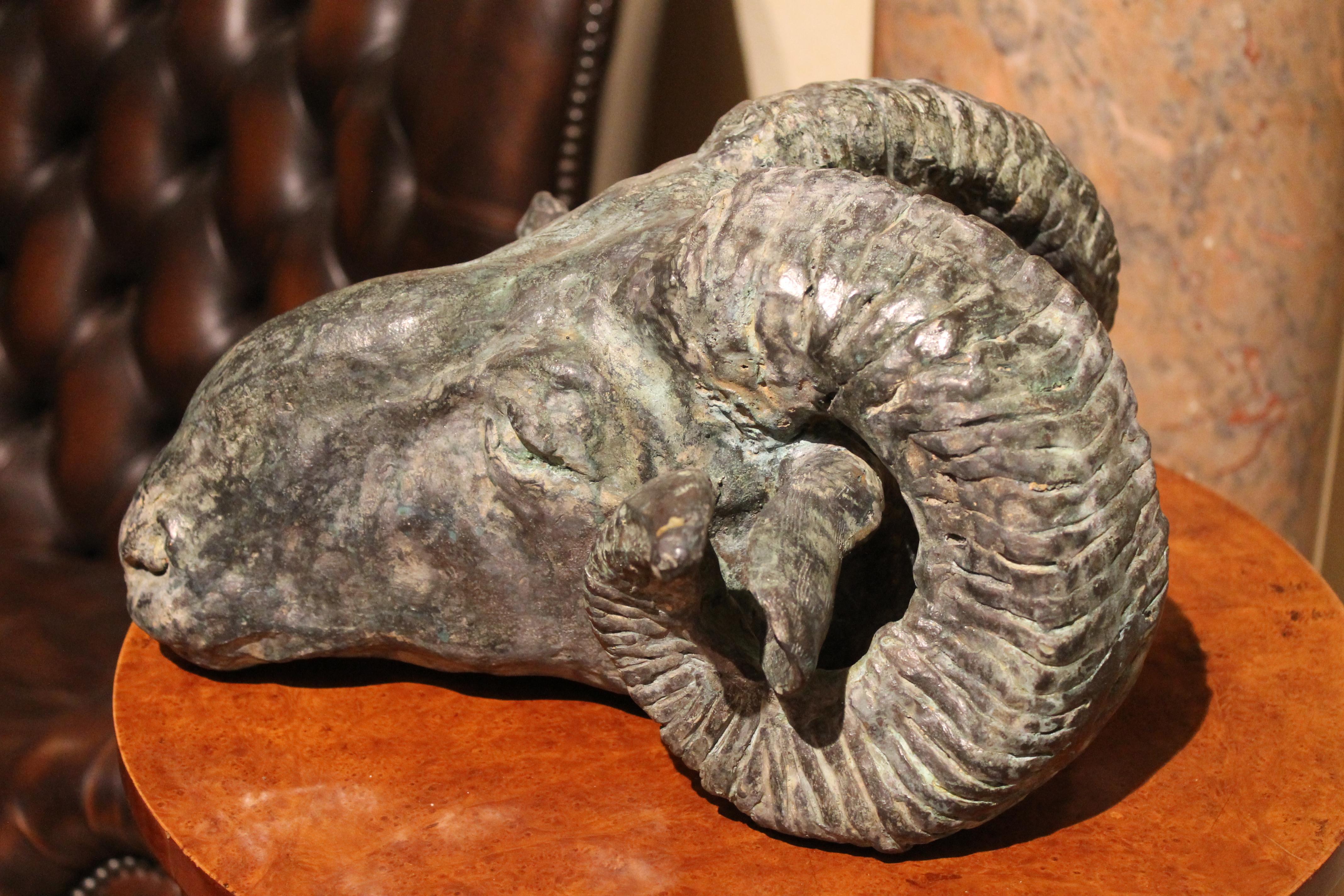 Zeitgenössische Widderkopf-Bronze-Skulptur aus Wachsausschmelzverfahren mit grüner Patina im Angebot 7