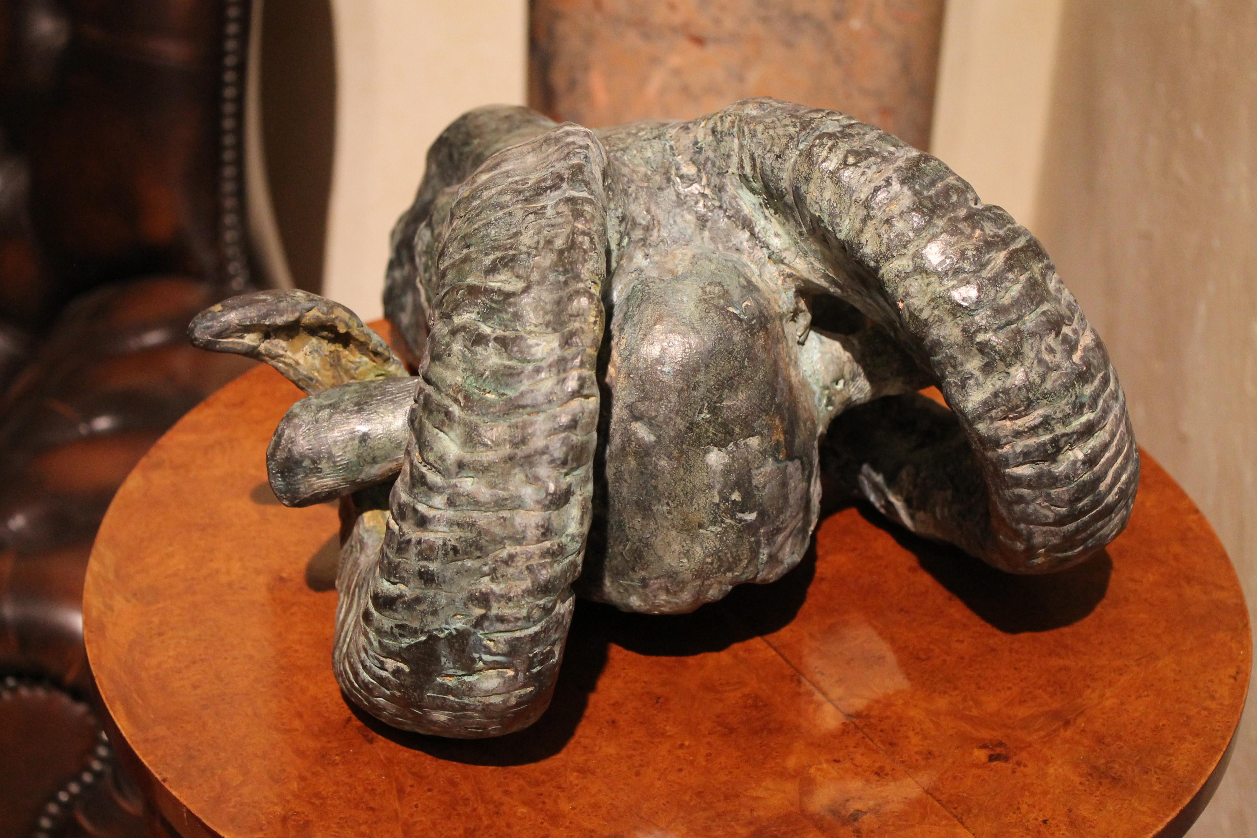 Zeitgenössische Widderkopf-Bronze-Skulptur aus Wachsausschmelzverfahren mit grüner Patina im Angebot 8