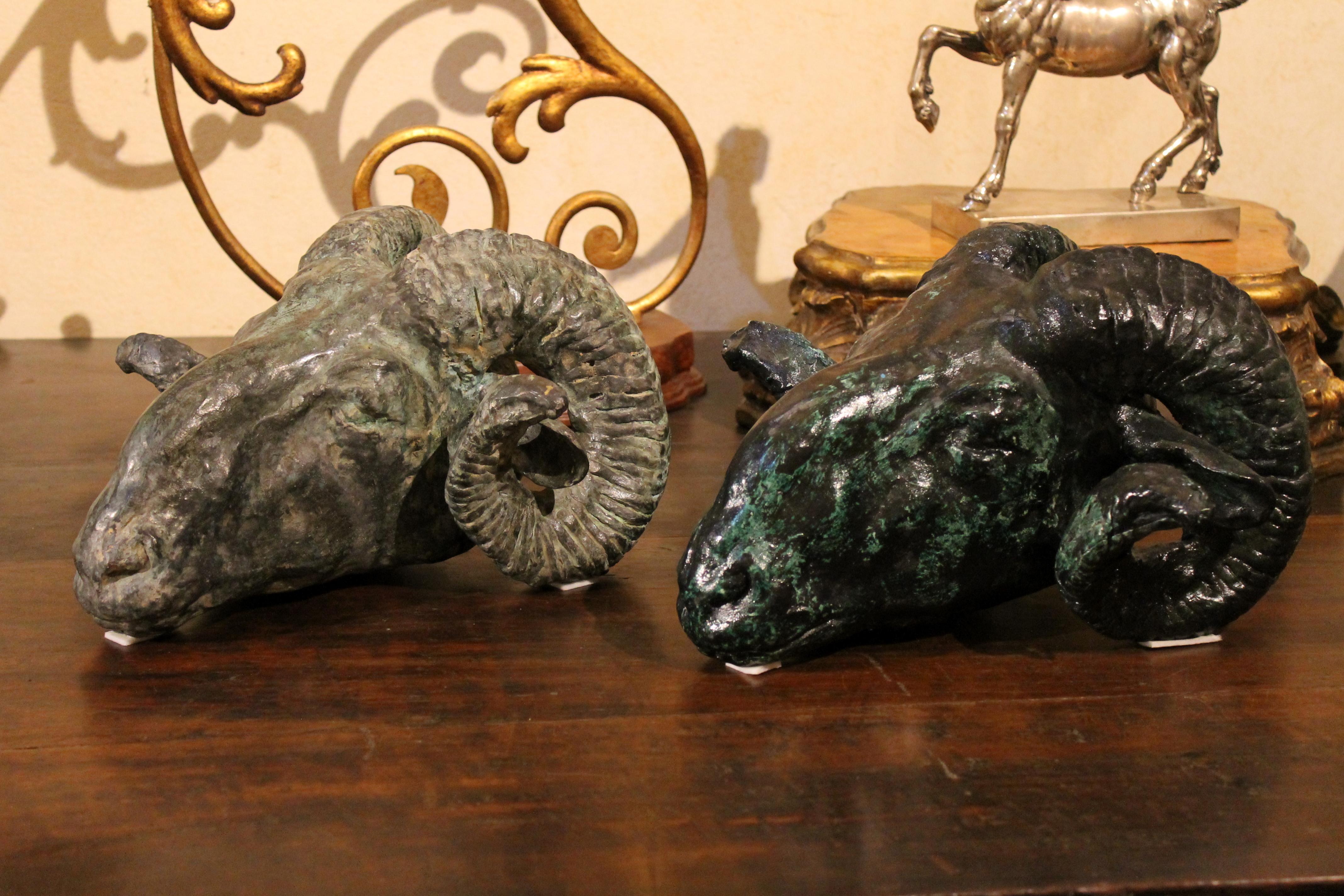 Zeitgenössische Widderkopf-Bronze-Skulptur aus Wachsausschmelzverfahren mit grüner Patina im Angebot 12