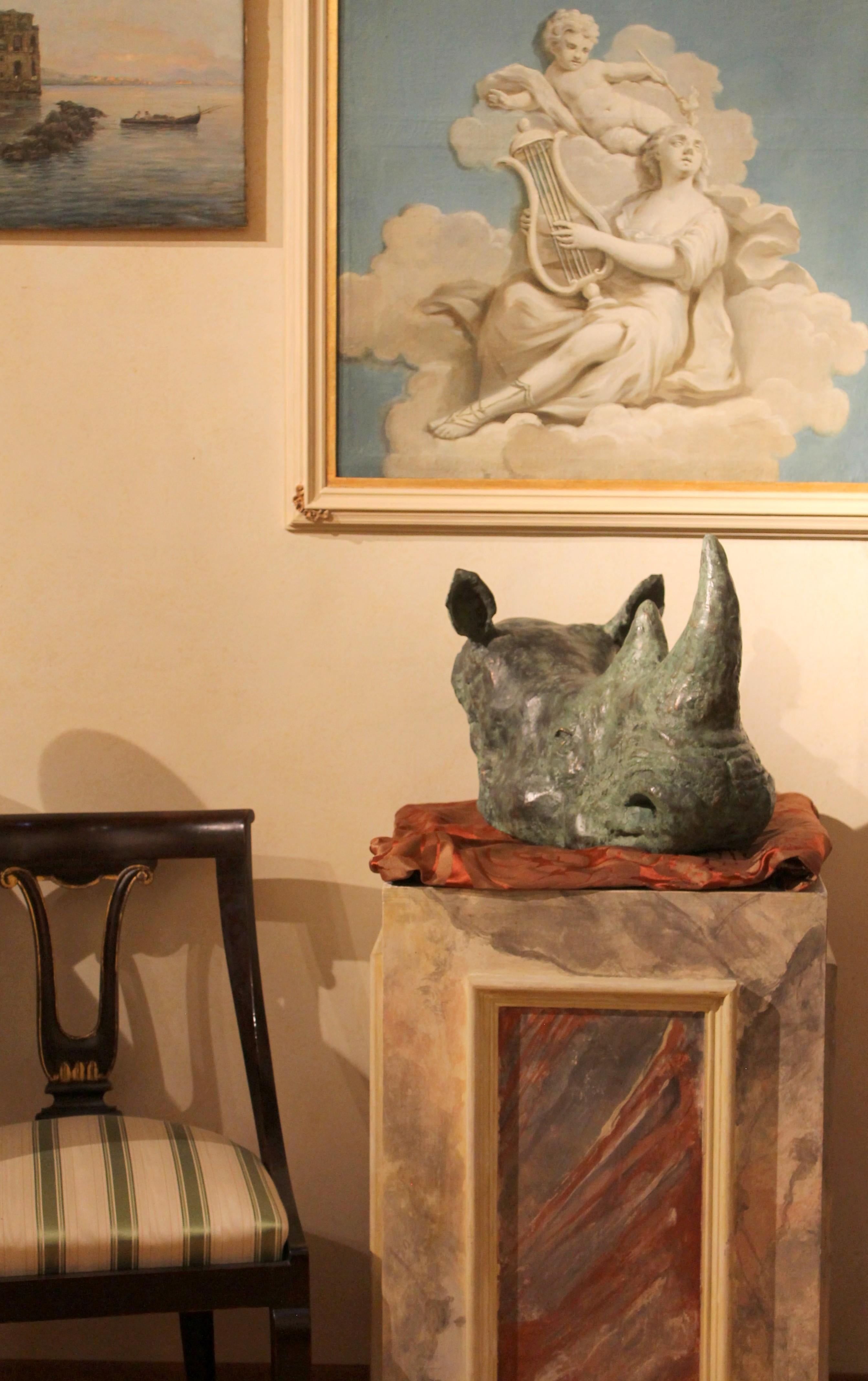 Cette sculpture contemporaine en bronze de tête de rhinocéros reproduit fidèlement - en taille presque réelle - l'un des plus grands mammifères du monde. Fière et puissante, cette sculpture de tête de trophée de rhinocéros à la finition patinée