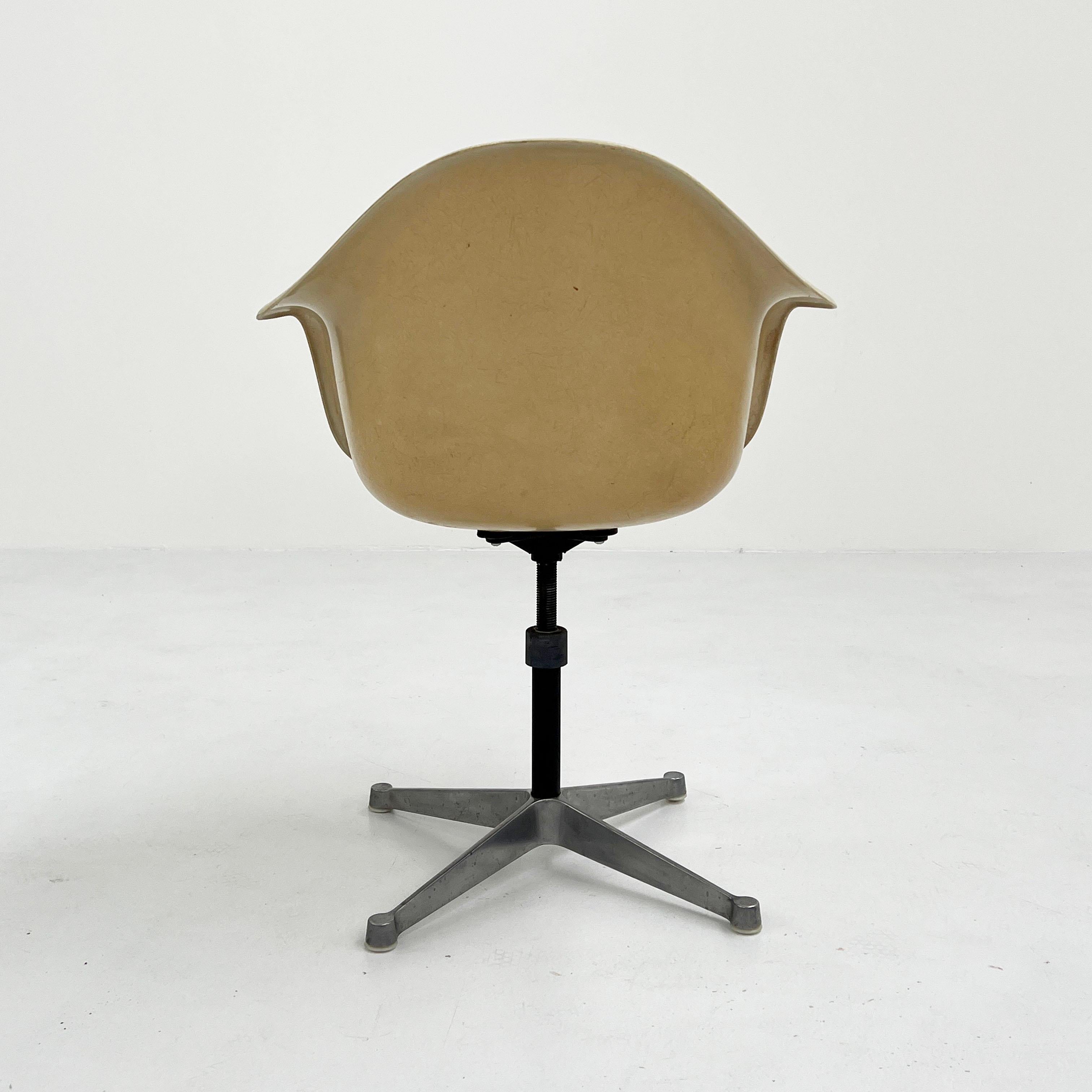 PAC Armchair by Charles & Ray Eames for Herman Miller, 1960s In Good Condition In Ixelles, Bruxelles