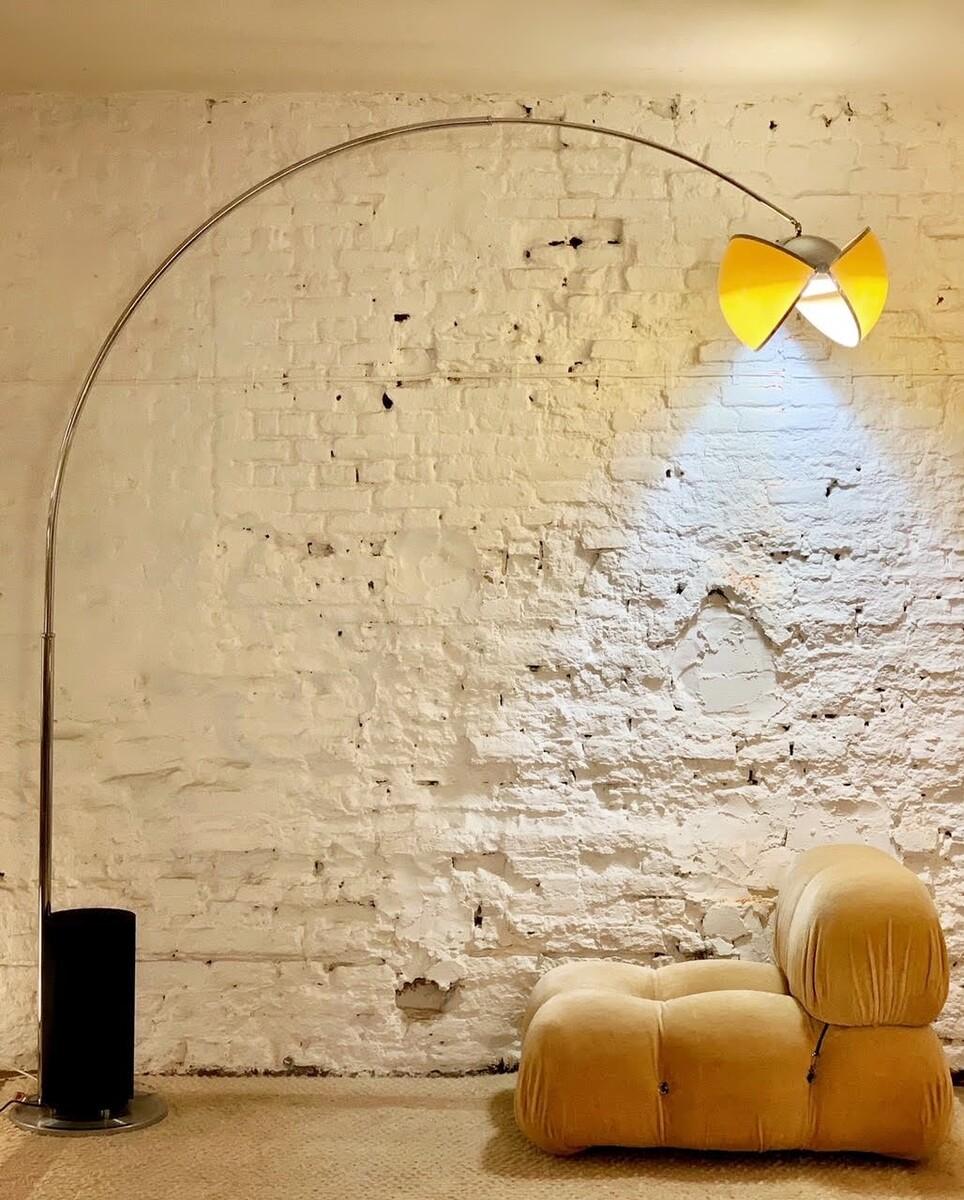 Lámpara de pie Arco 'Pac-Man' de Superstudio para Poltronova, años 70
240 x 210 x 40 cm
Esta icónica lámpara de arco cromada, diseñada por Superstudio para Poltronova en la década de 1970, es un auténtico reclamo. La lámpara 