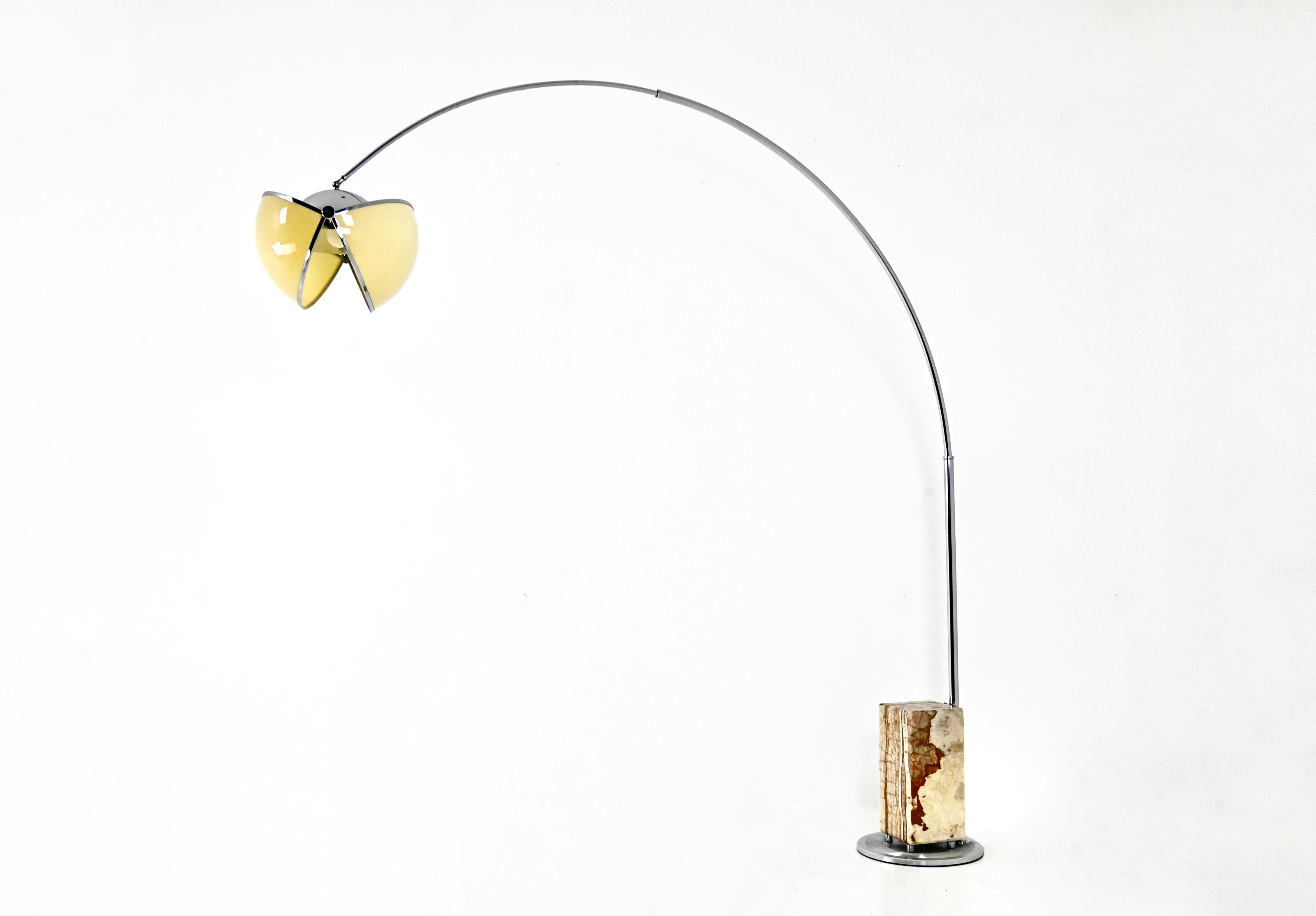 Lámpara de pie arqueada de metal diseñada por Superstudio, la esfera de plástico tiene forma de hombre pac y el pie es de mármol. Desgaste debido al tiempo y a la edad.
PARA EL ENVÍO, CONSÚLTANOS PARA RECIBIR EL MEJOR PRECIO
