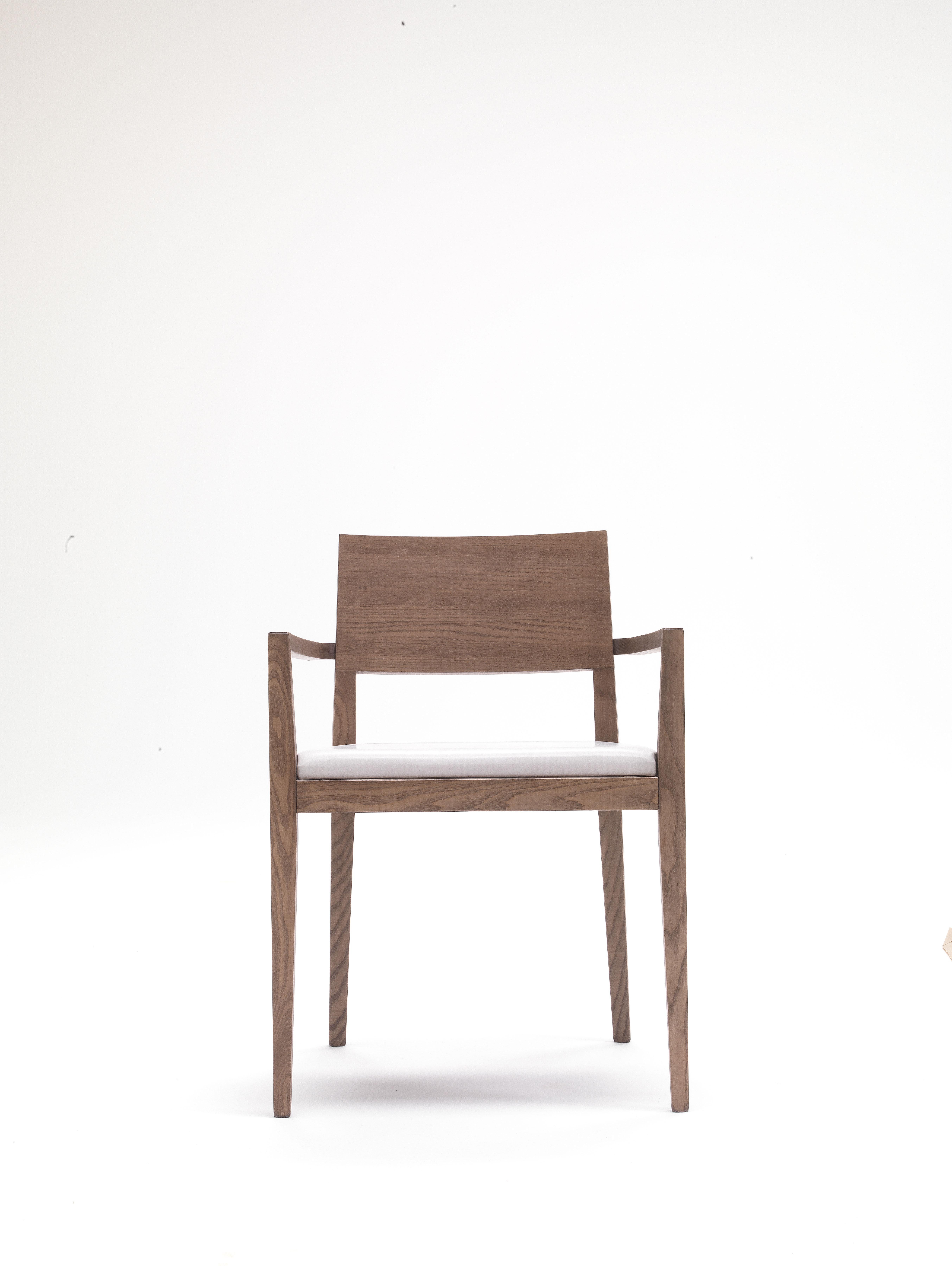 Chair with structure in solid ash and seat covered in leather, eco-leather or fabric of the collection. Fixed or removable fabric.