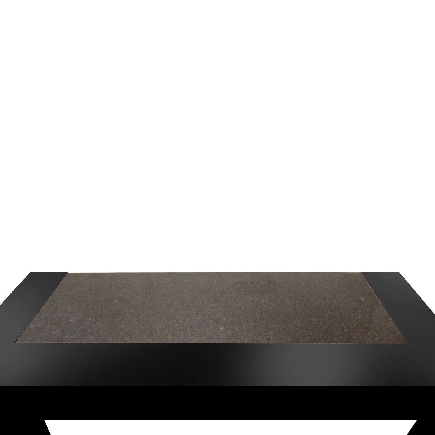 Table console en laque noire Pace avec plateau en granit inséré et sabots en laiton, années 1980 Excellent état - En vente à New York, NY